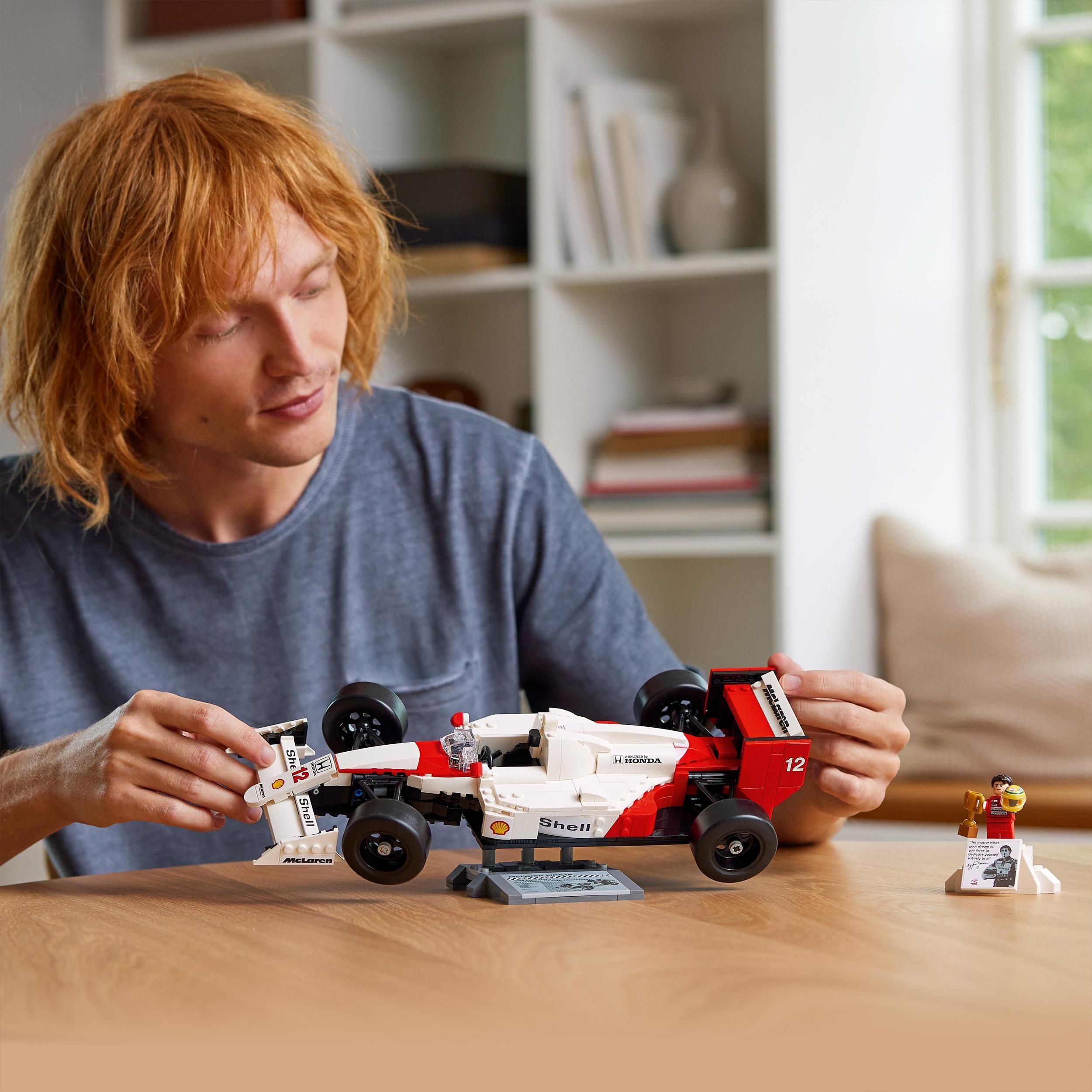 Voir la diapositive 7 : LEGO LEGO Icons 10330 McLaren MP4/4 et Ayrton Senna, Set Modèle Réduit de Voiture pour Adultes