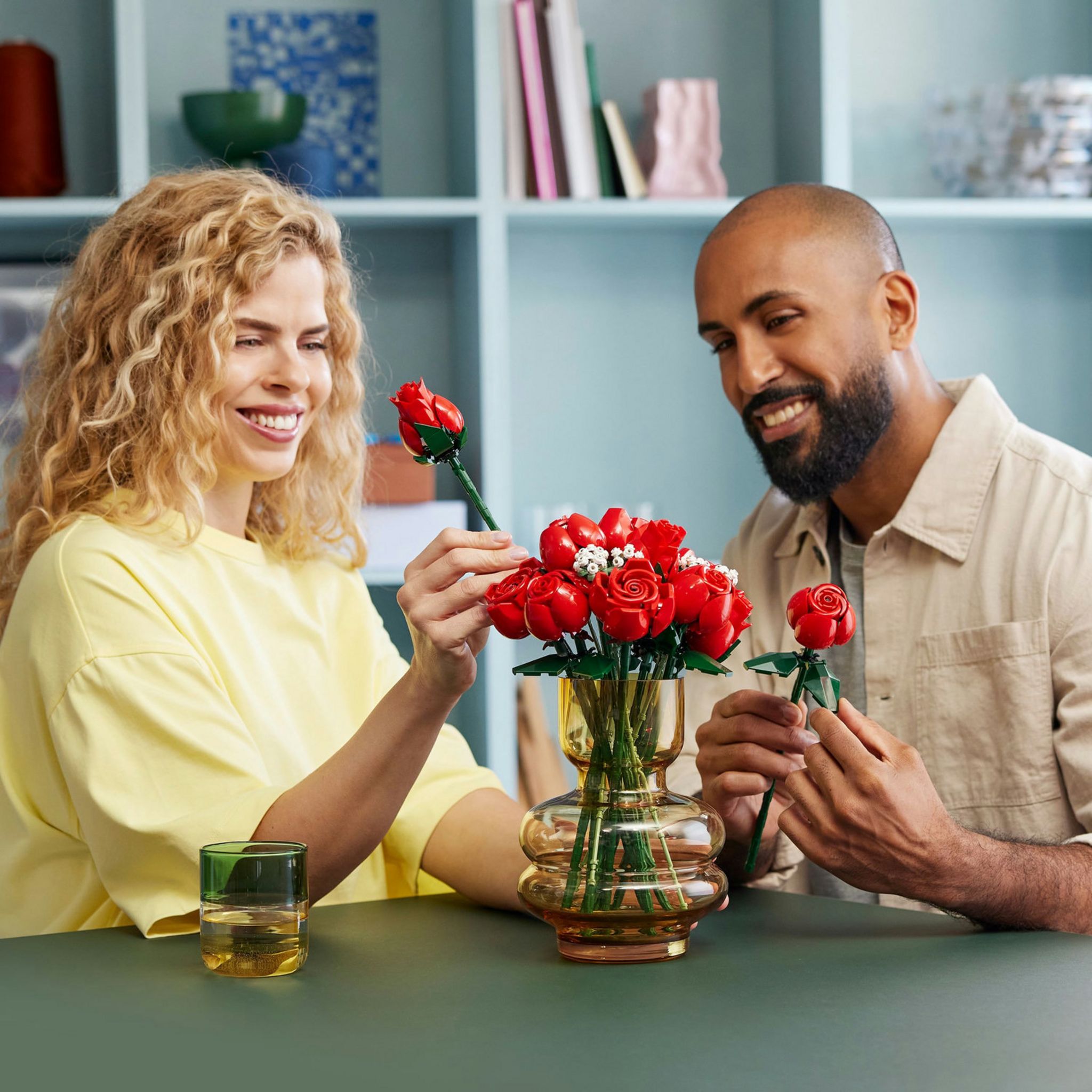 Voir la diapositive 3 : LEGO Icons 10328 Le Bouquet de Roses, Fleurs Artificielles pour Décorer, Cadeau de Saint-Valentin pour Adultes