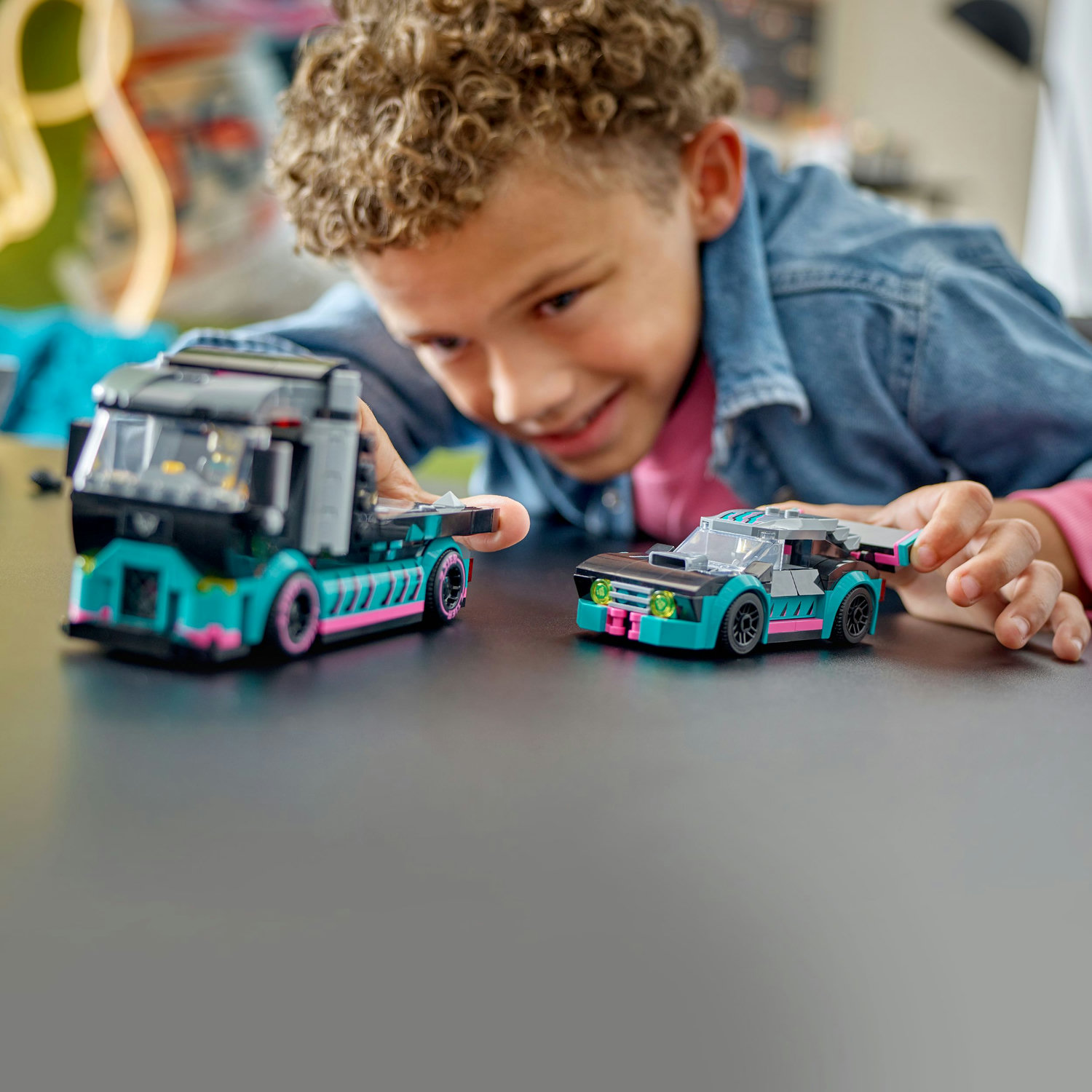 Voir la diapositive 7 : LEGO City 60406 La Voiture de Course et le Camion de Transport de Voitures, Jouet avec Véhicule, Minifigurines de Pilote