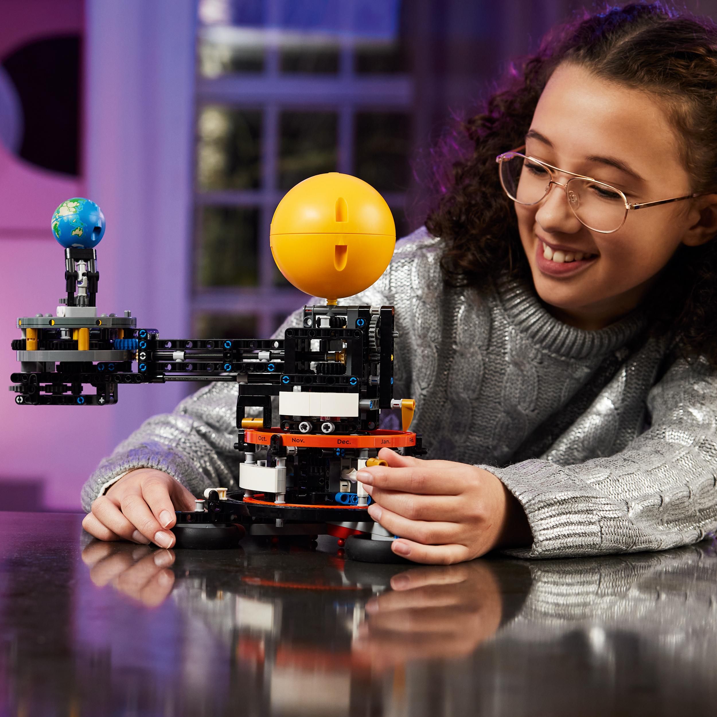 Voir la diapositive 7 : LEGO Technic 42179 - La Planète Terre et la Lune en Orbite, Jouet, Thème du Système Solaire