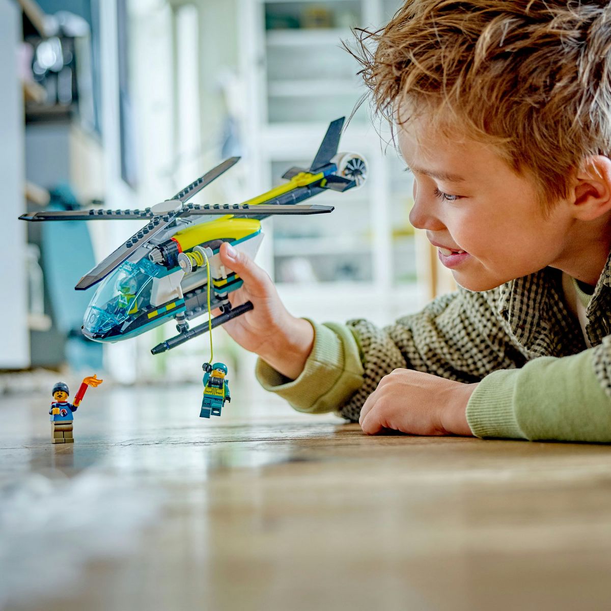 LEGO City 60405 L'Hélicoptère des Urgences, Jouet pour Enfants, avec Minifigurines : Pilote, Randonneur et Sauveteur