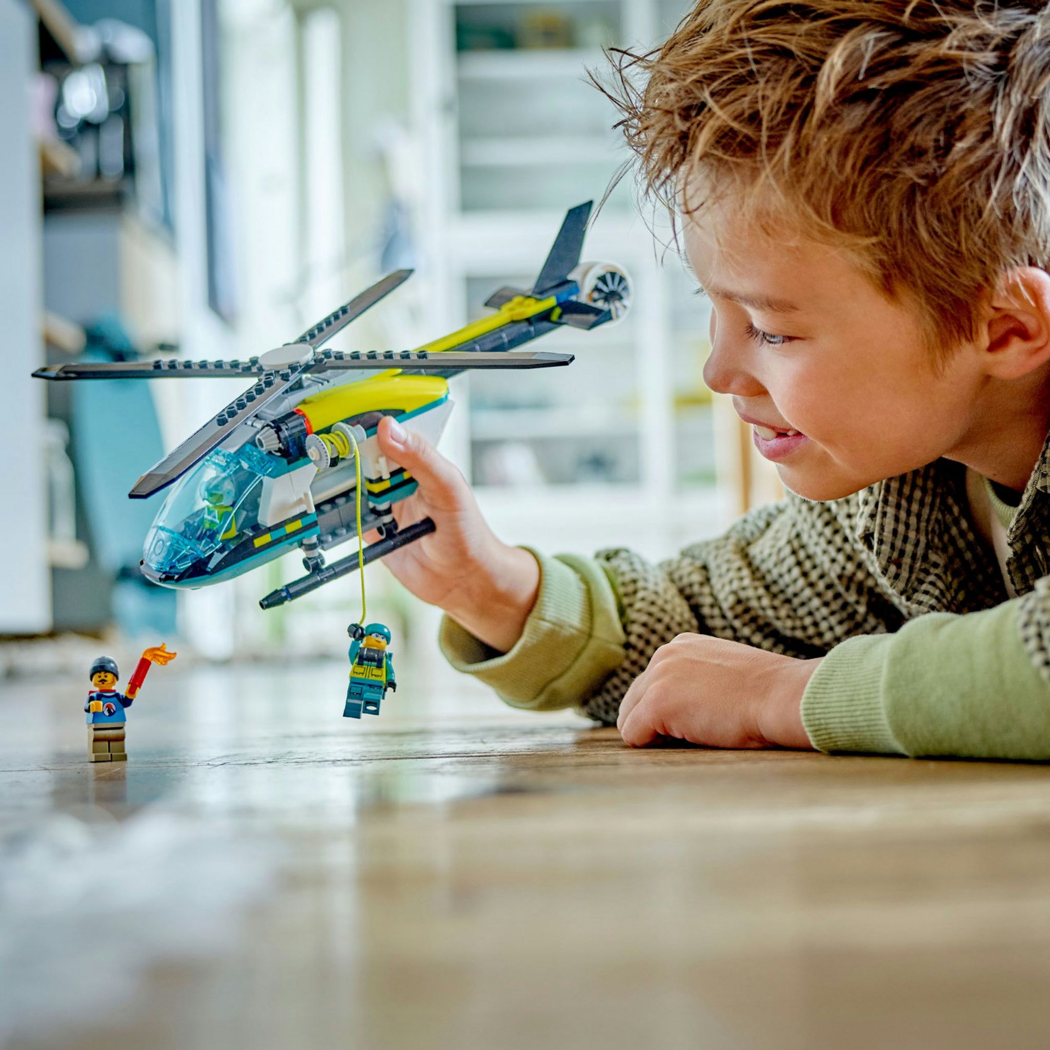 Voir la diapositive 7 : LEGO City 60405 L'Hélicoptère des Urgences, Jouet pour Enfants, avec Minifigurines : Pilote, Randonneur et Sauveteur