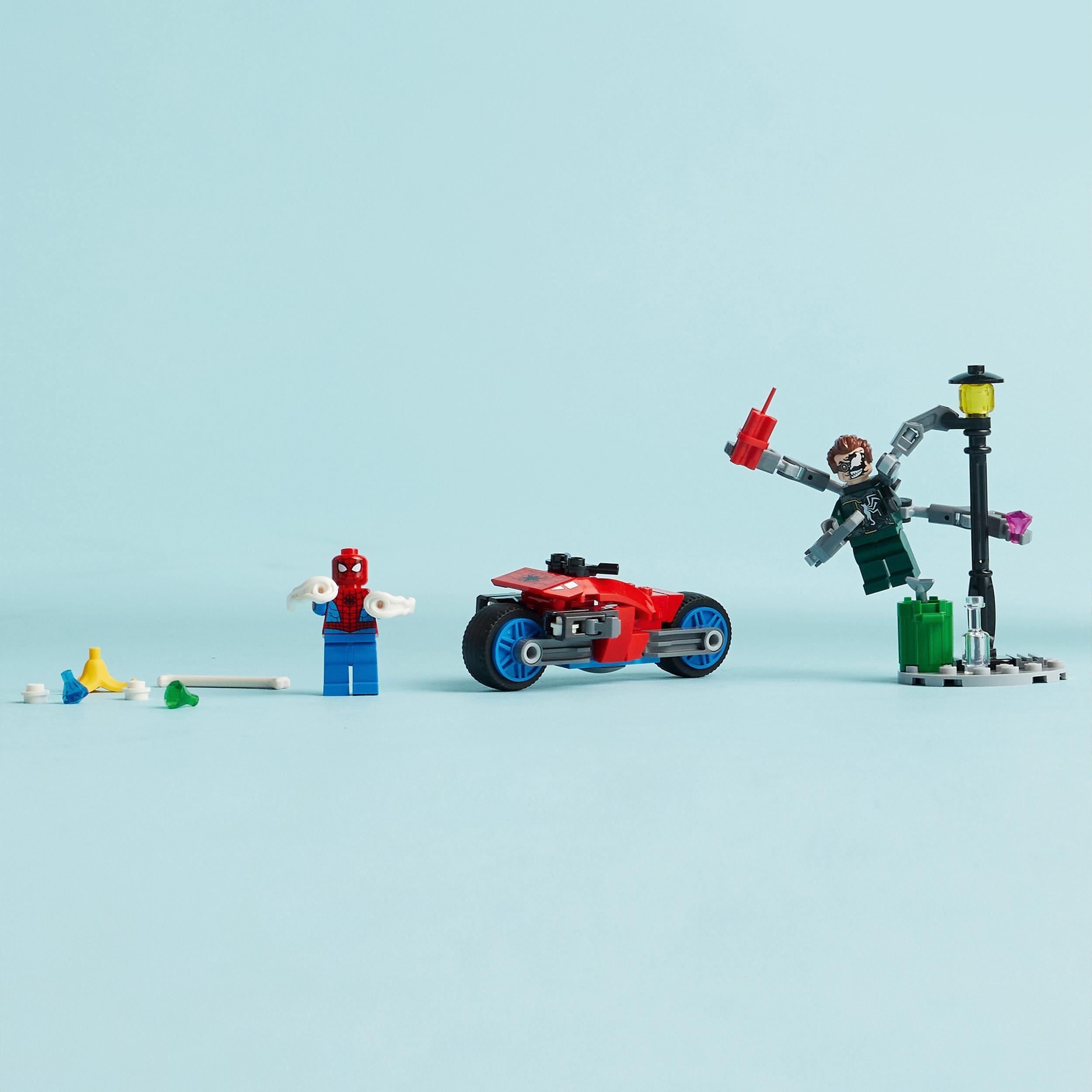 Voir la diapositive 6 : LEGO Marvel 76275 La Course-poursuite en Moto : Spider-Man contre Docteur Octopus, Jouet avec Moto avec Canons