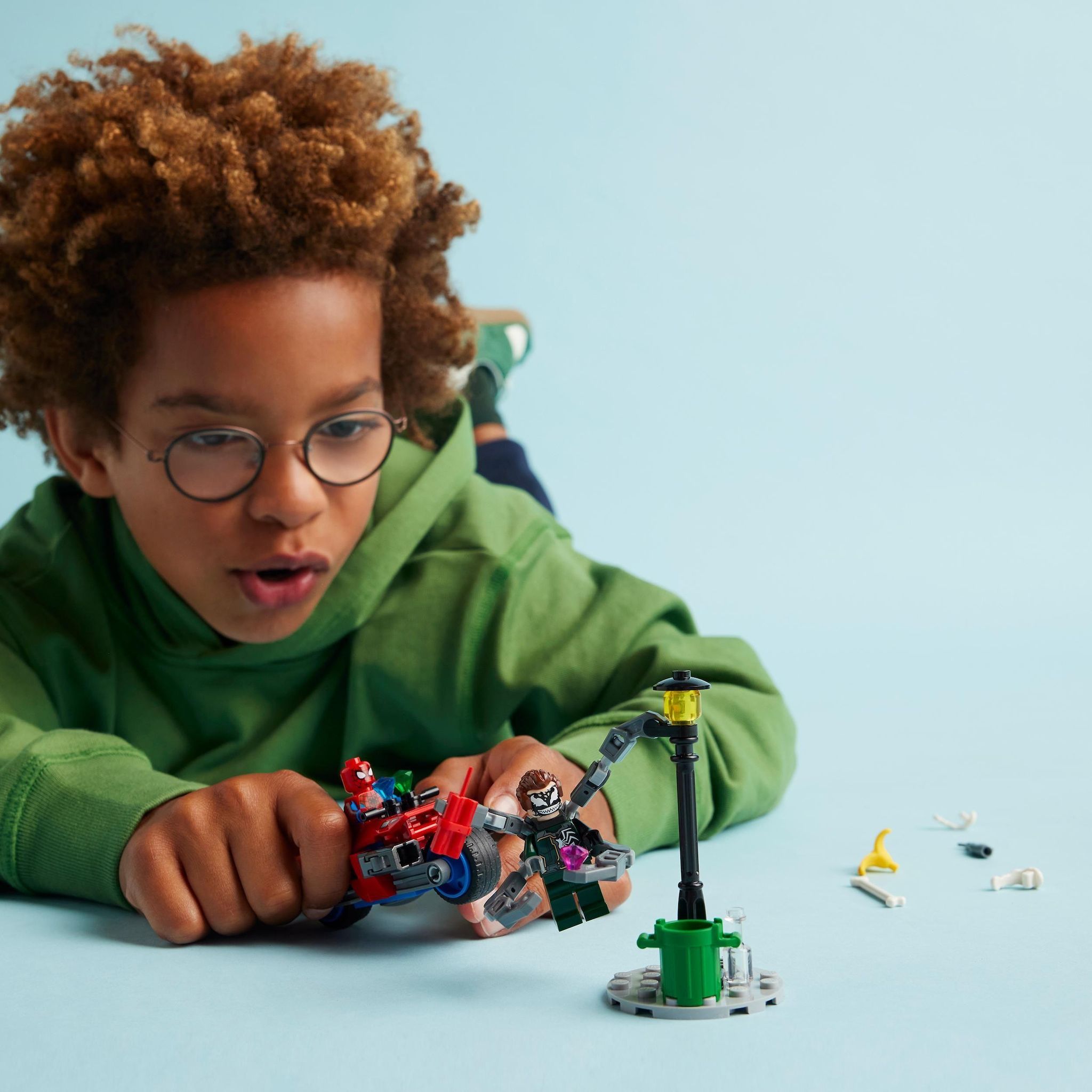 Voir la diapositive 7 : LEGO Marvel 76275 La Course-poursuite en Moto : Spider-Man contre Docteur Octopus, Jouet avec Moto avec Canons