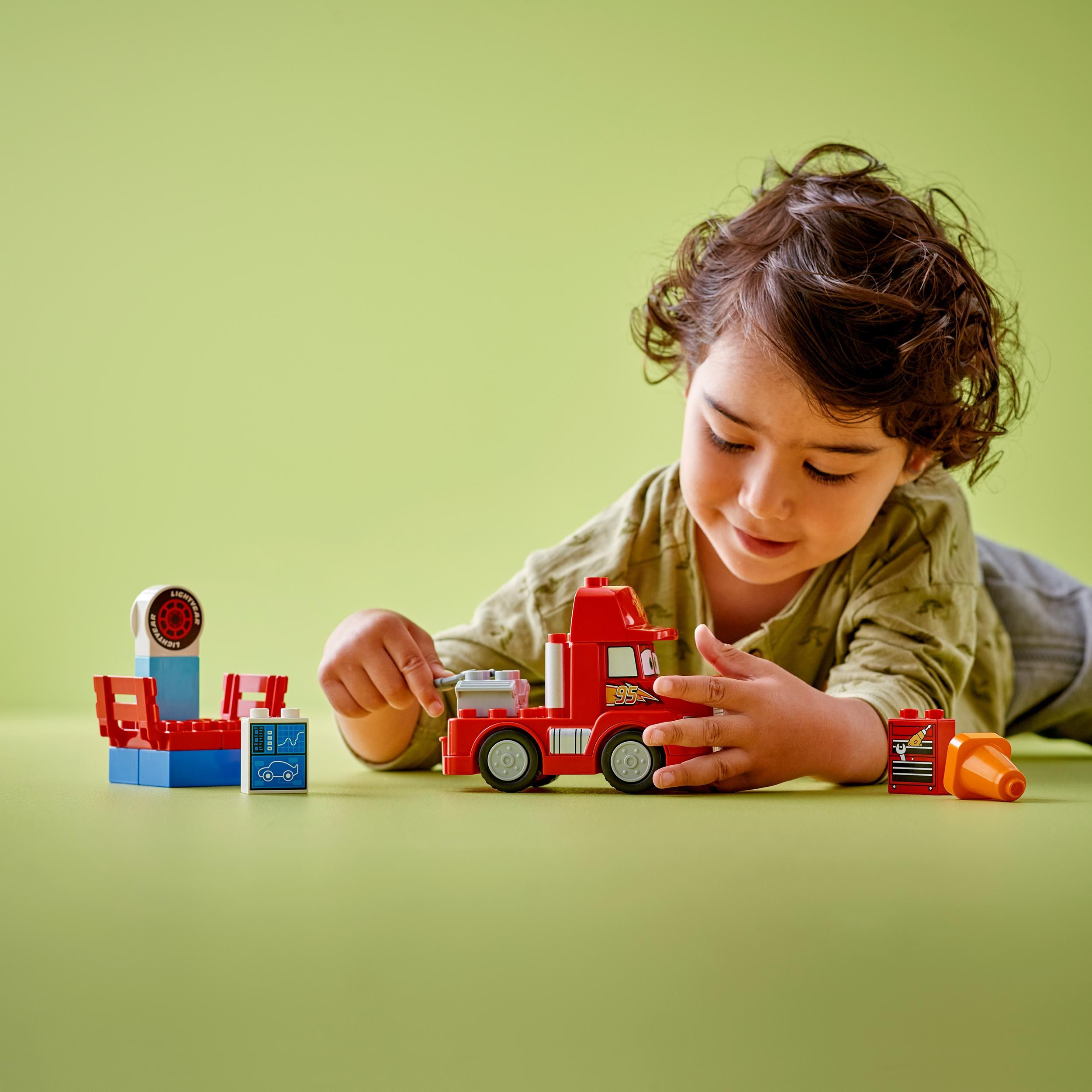 Voir la diapositive 7 : LEGO DUPLO 10417 - Mack at The Race