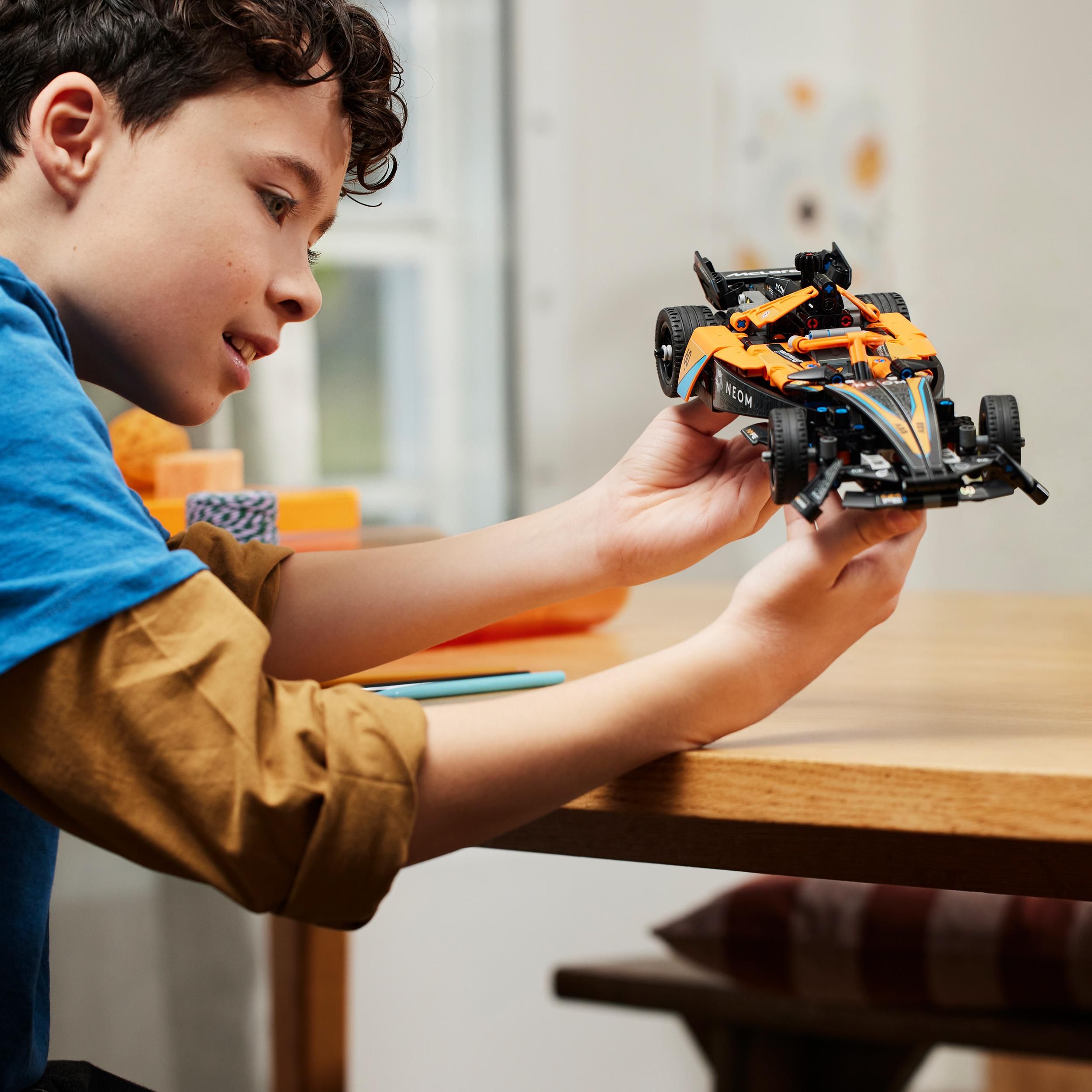 Voir la diapositive 7 : LEGO LEGO Technic 42169 NEOM McLaren Formula E Race Car, Jouet de Voiture, Cadeau Jeu Créatif