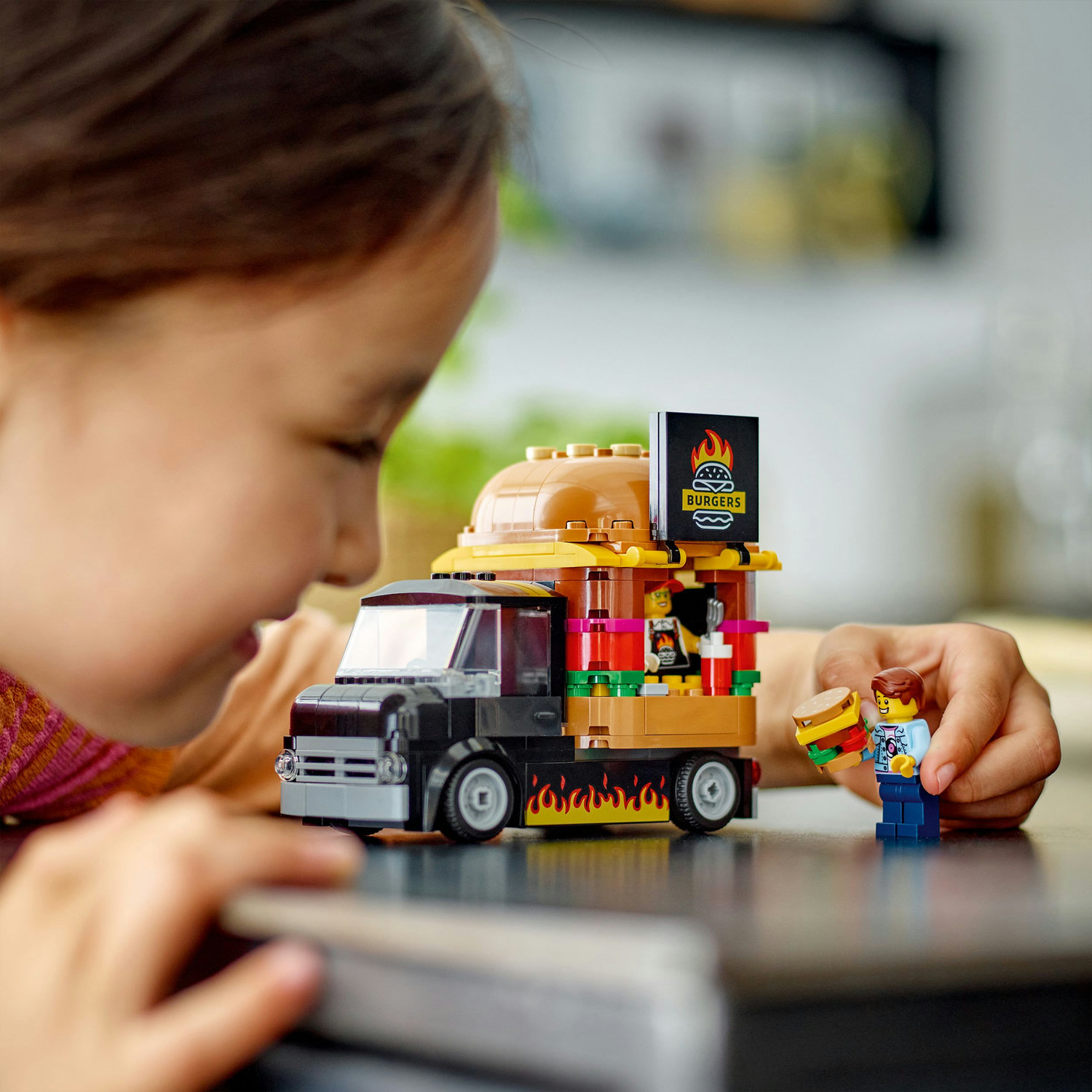 Voir la diapositive 7 : LEGO LEGO 60404 City Le Food-truck de Burgers, Jouet de Camionnette, Jeu Imaginatif avec Camionnette et Minifigurines