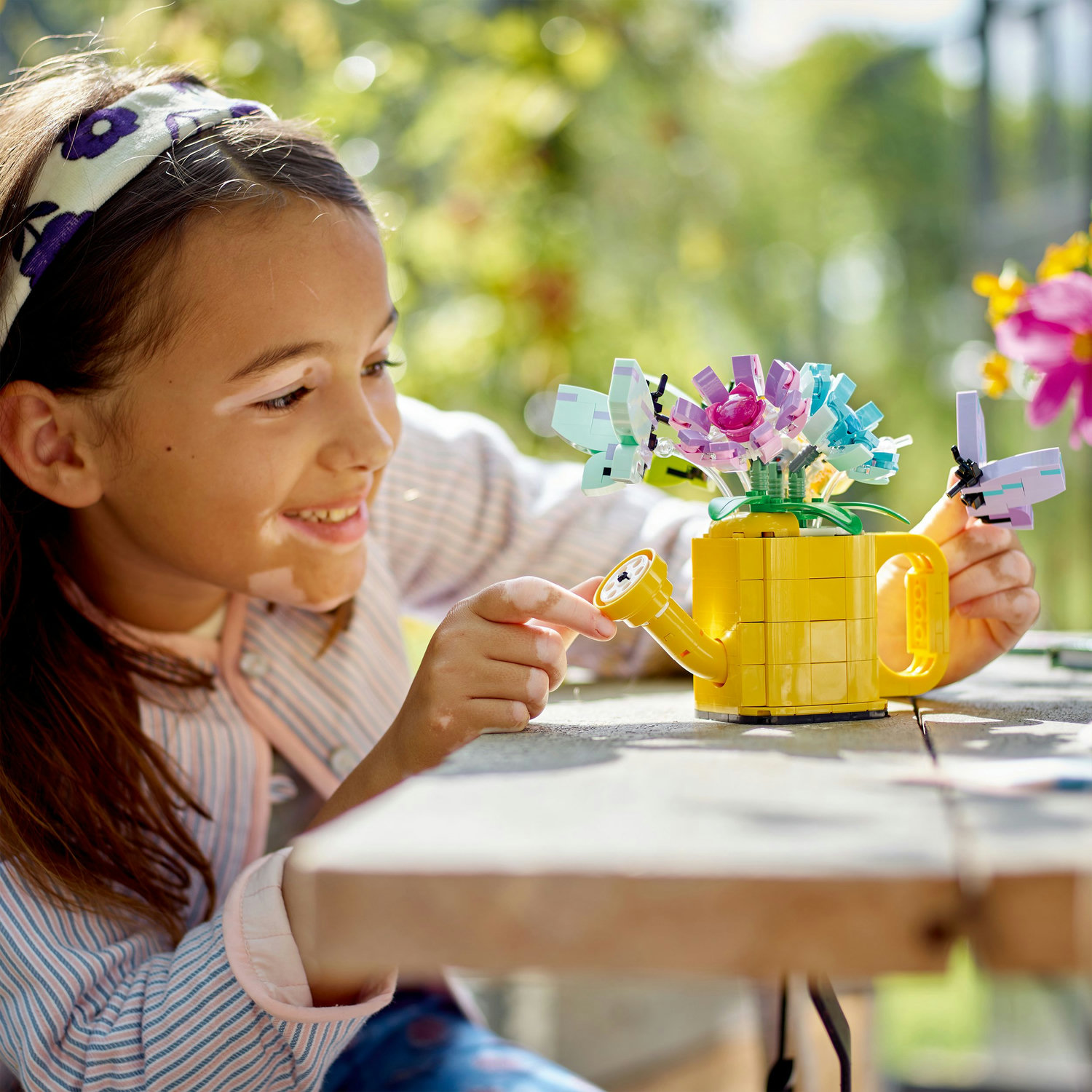 Voir la diapositive 7 : LEGO LEGO Creator 3en1  31149 Les Fleurs dans l’Arrosoir, Jouet pour Enfants, avec Arrosoir, Bouquet de Fleurs et 2 Oiseaux