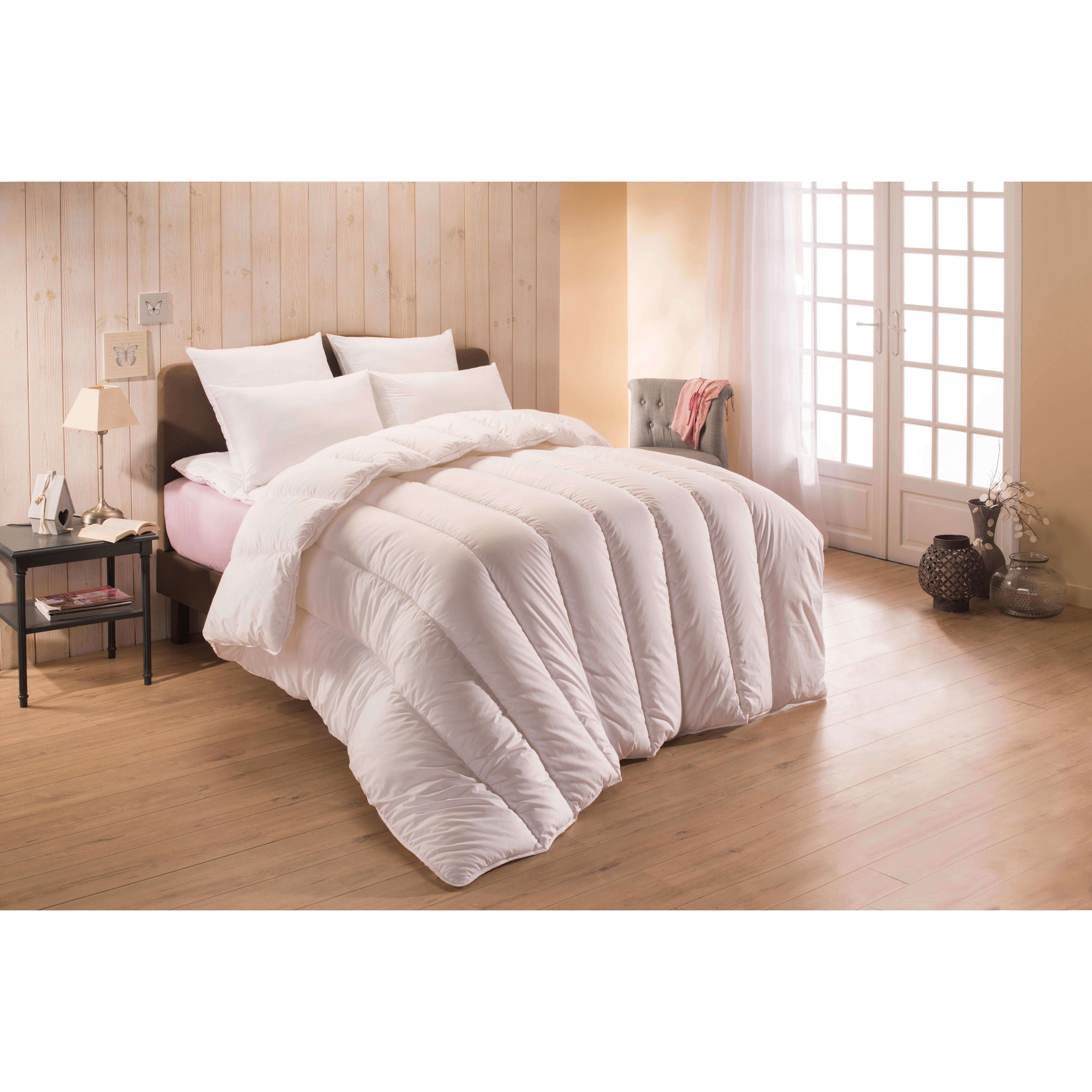 Voir la diapositive 2 : ACTUEL Couette tempérée en microfibre sensation duvet 350g/m²