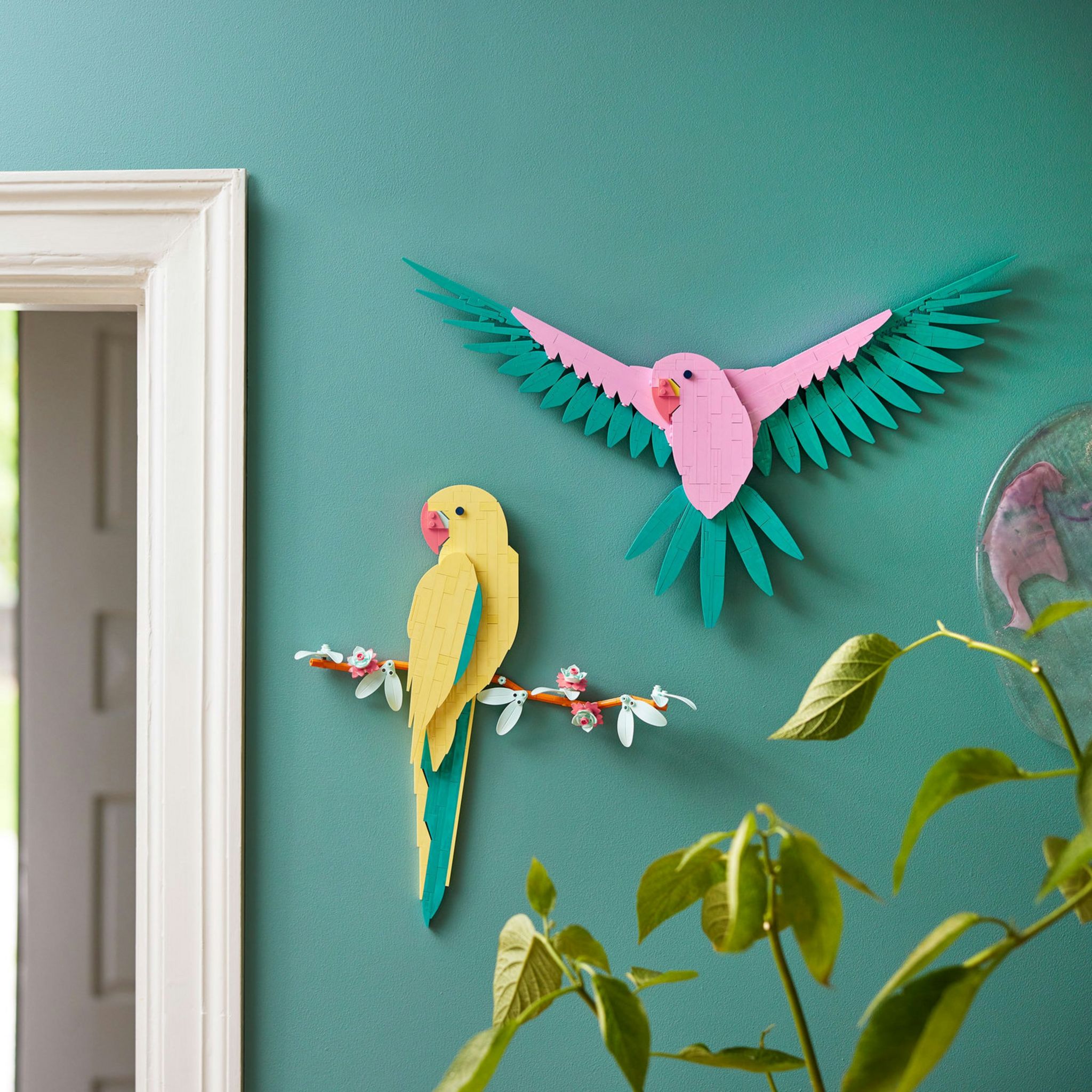 Voir la diapositive 4 : LEGO Art 31211 La Collection Faune – Les Perroquets Ara, Décoration Murale avec Motif d'Oiseau, Activité Manuelle