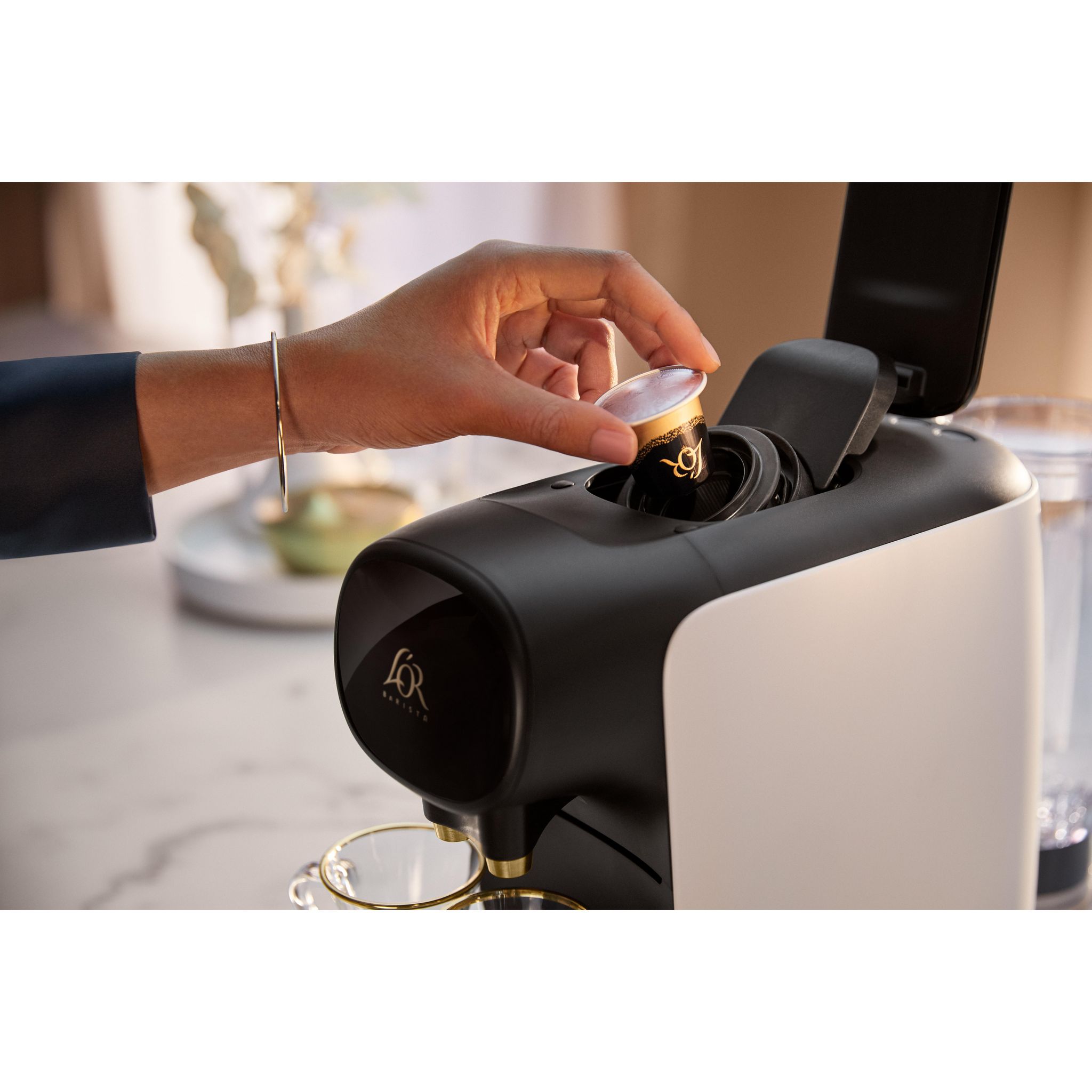 Voir la diapositive 4 : PHILIPS Machine à café à capsules l'Or Barista LM9012/00 - Noir et Blanc