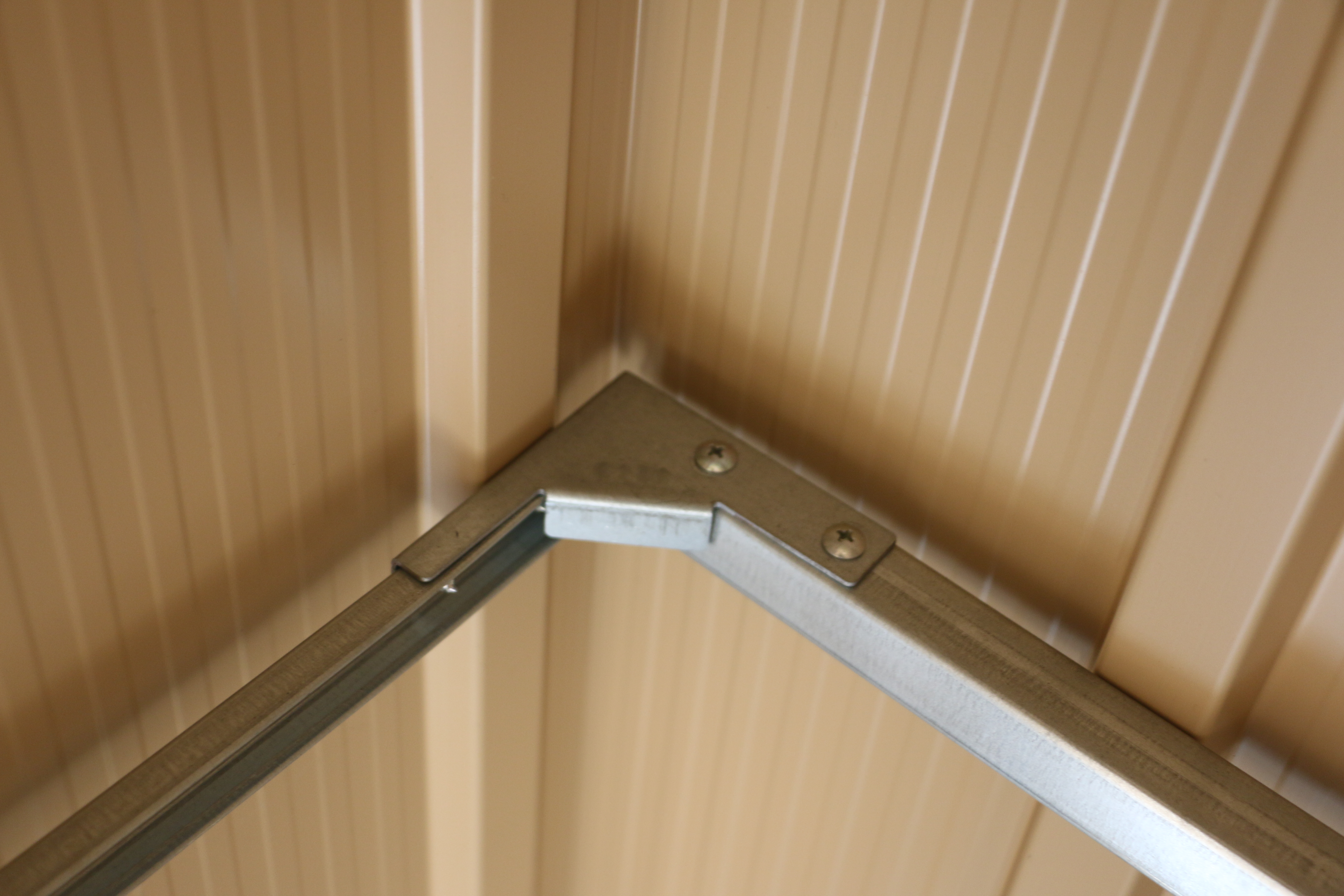 Voir la diapositive 3 : DURAMAX Abri de jardin métal imitation bois 2,47m² + kit ancrage inclus