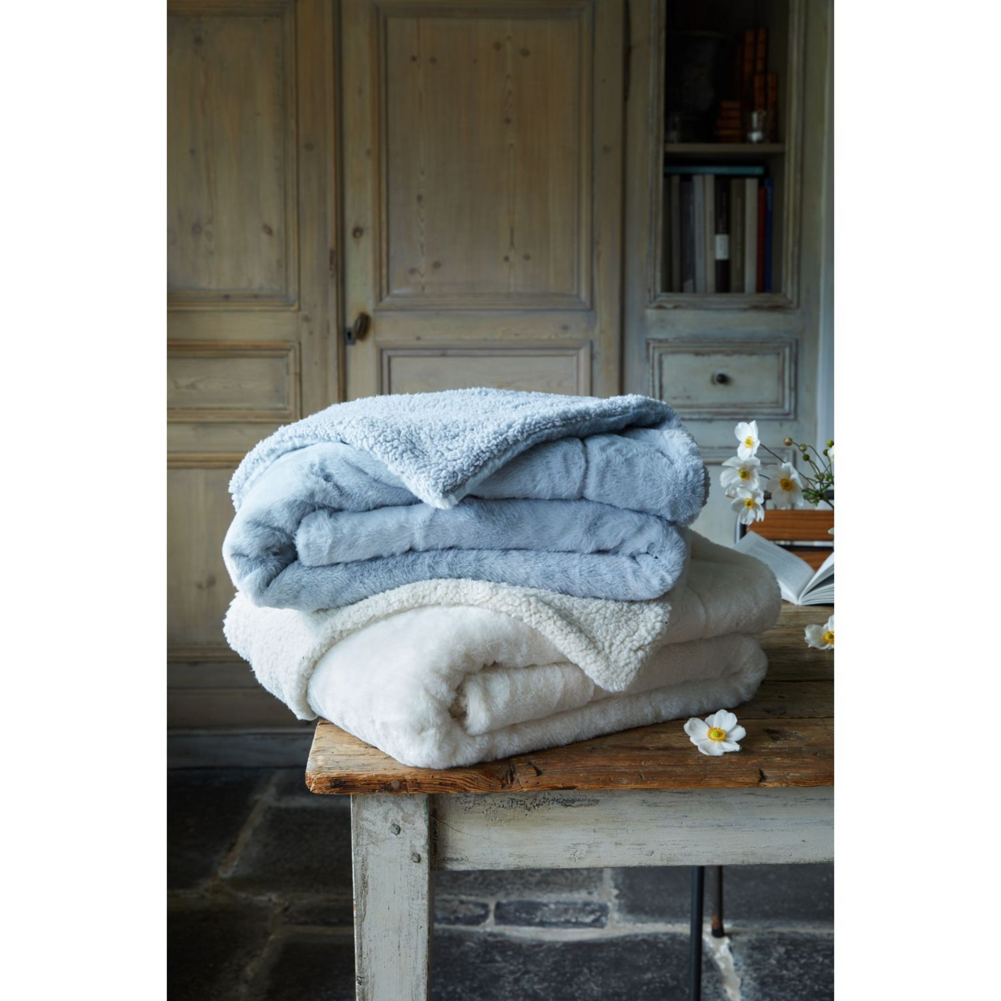 Voir la diapositive 4 : ACTUEL Plaid en fausse fourrure