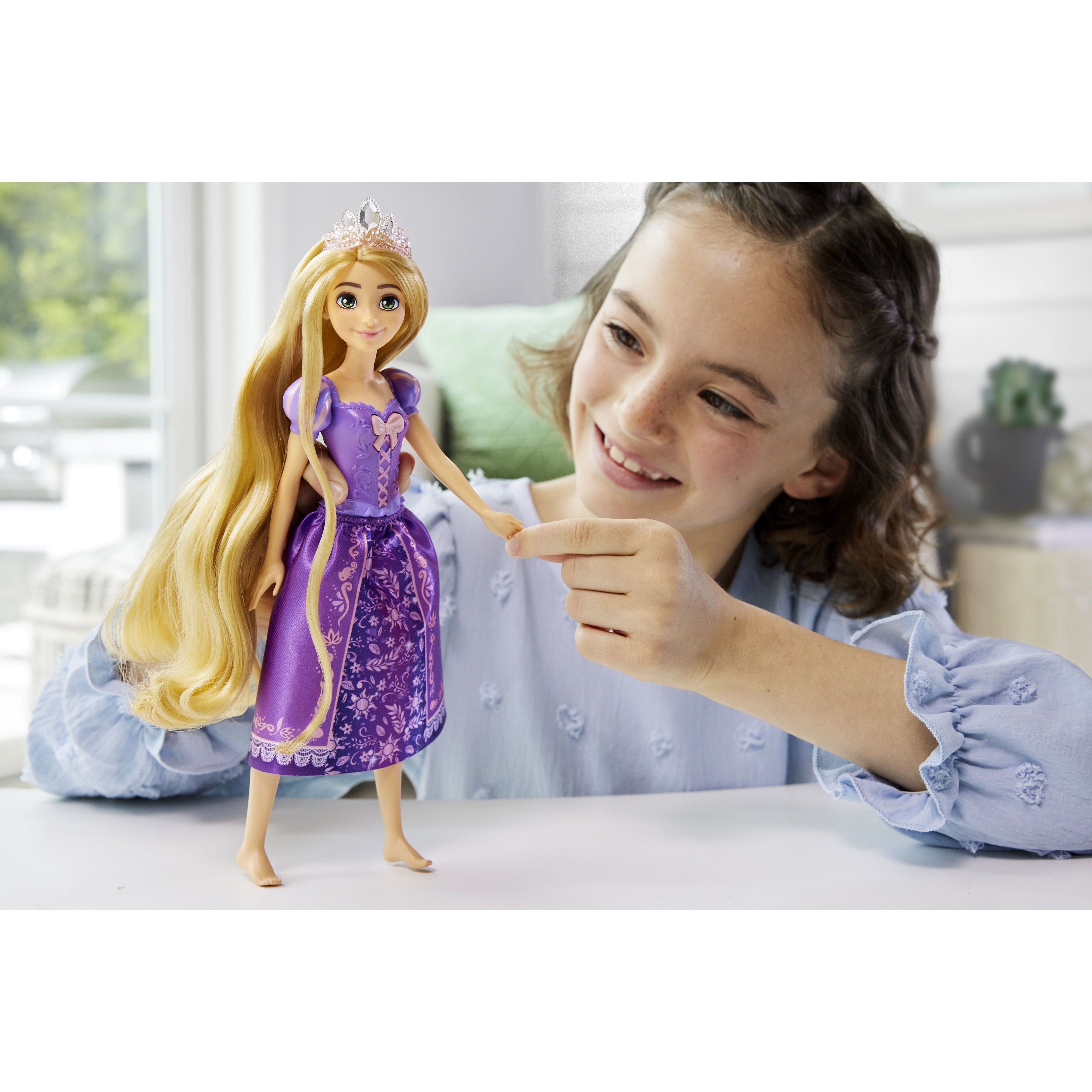 Voir la diapositive 6 : MATTEL Poupée Raiponce Chantante