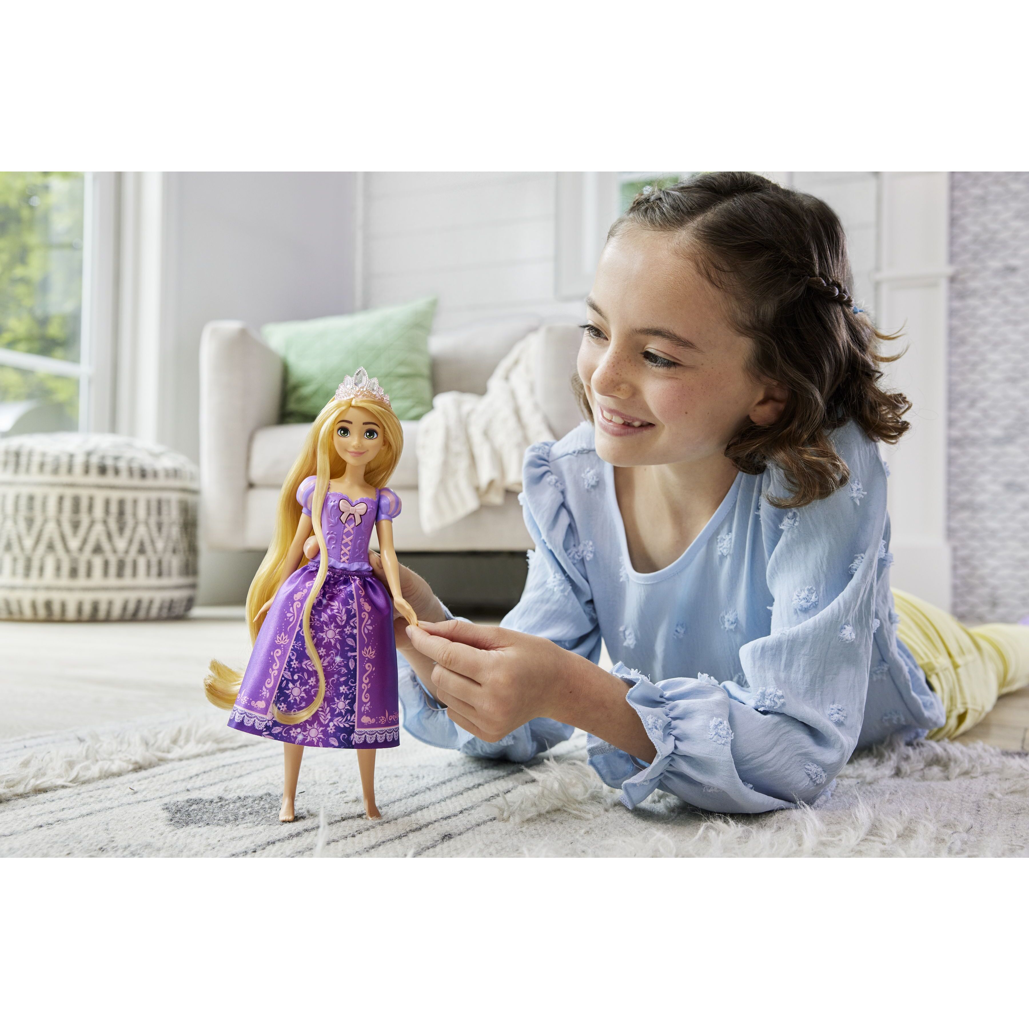 Voir la diapositive 7 : MATTEL Poupée Raiponce Chantante