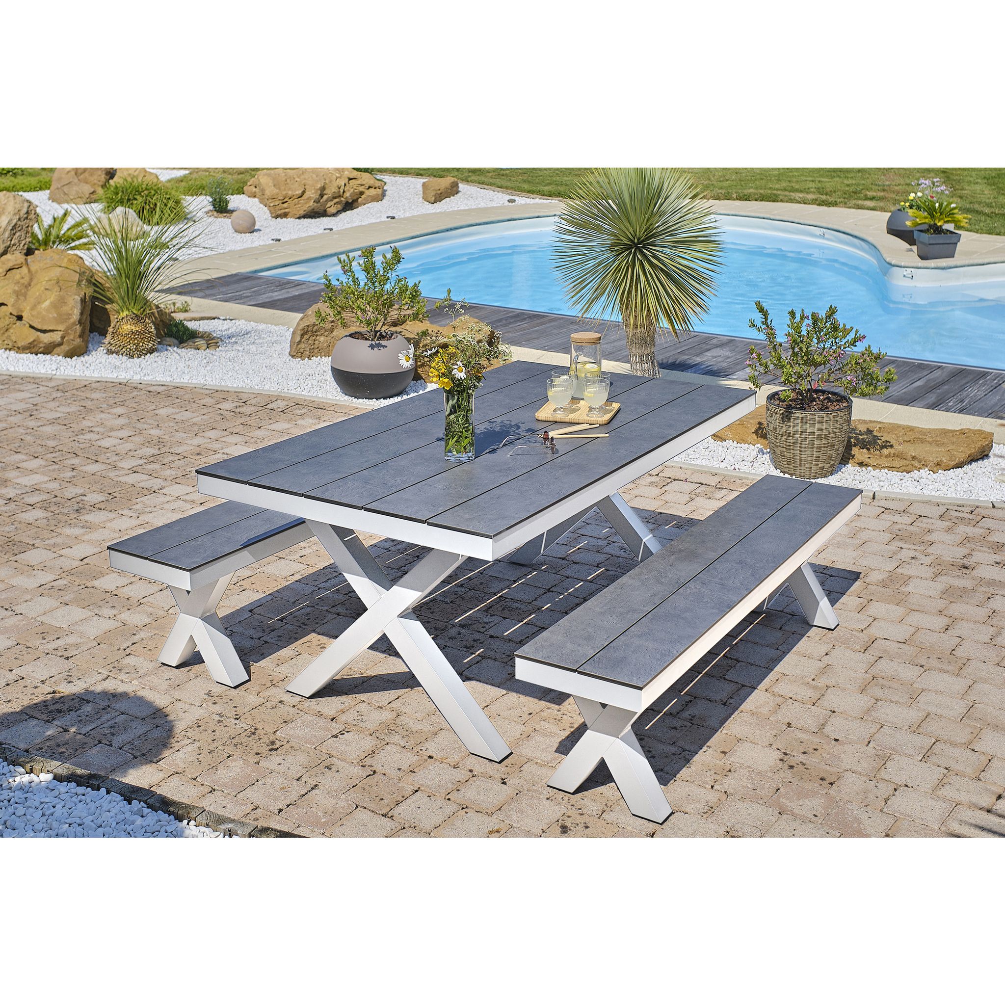 Voir la diapositive 2 : DCB GARDEN Table de jardin rectangulaire - 4/6 places - Aluminium et plateau effet pierre - Blanc - ANNECY