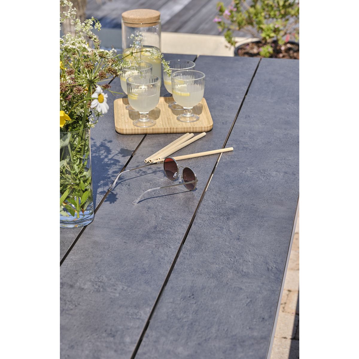 DCB GARDEN Table de jardin rectangulaire - 4/6 places - Aluminium et plateau effet pierre - Blanc - ANNECY