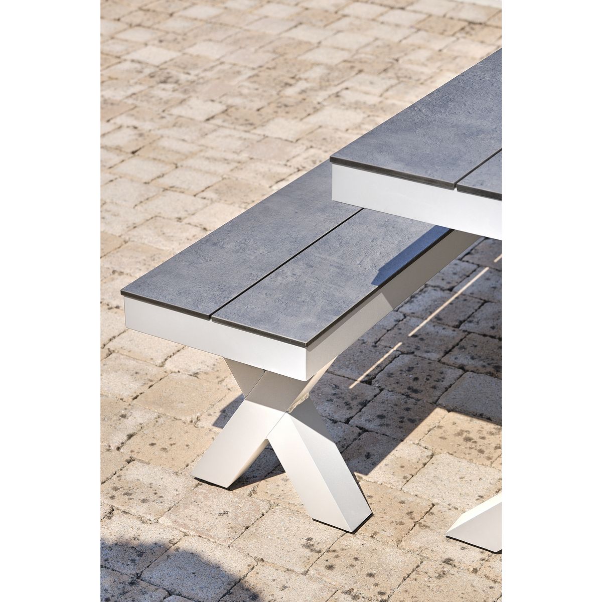 DCB GARDEN Table de jardin rectangulaire - 4/6 places - Aluminium et plateau effet pierre - Blanc - ANNECY