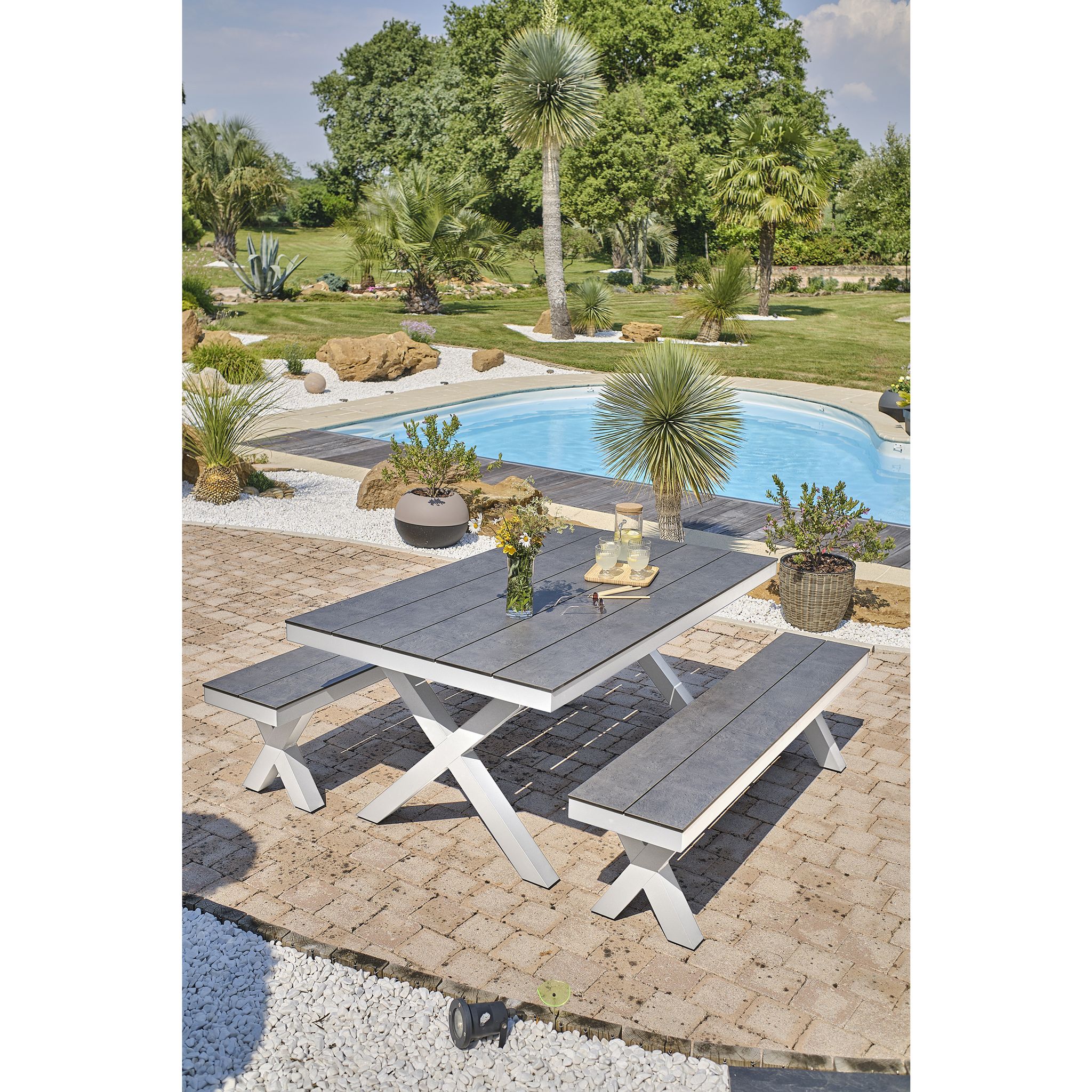 Voir la diapositive 6 : DCB GARDEN Table de jardin rectangulaire - 4/6 places - Aluminium et plateau effet pierre - Blanc - ANNECY
