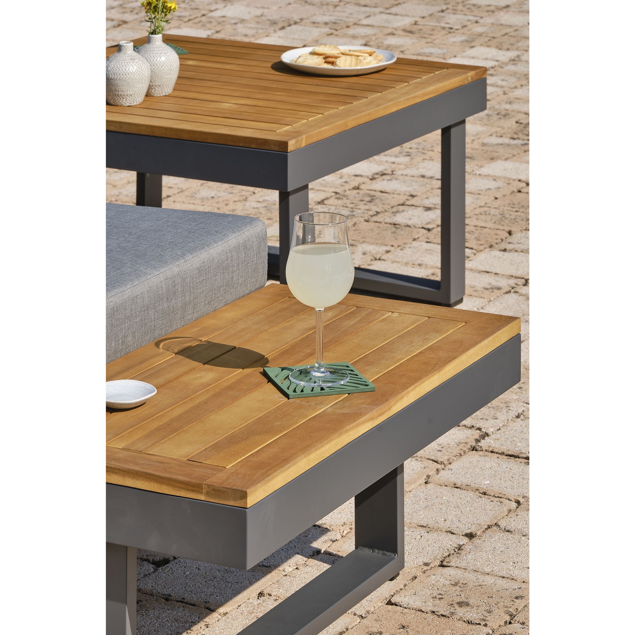 Voir la diapositive 3 : DCB GARDEN Salon de jardin 5 places bois d'acacia et aluminium gris anthracite  MIYAKO