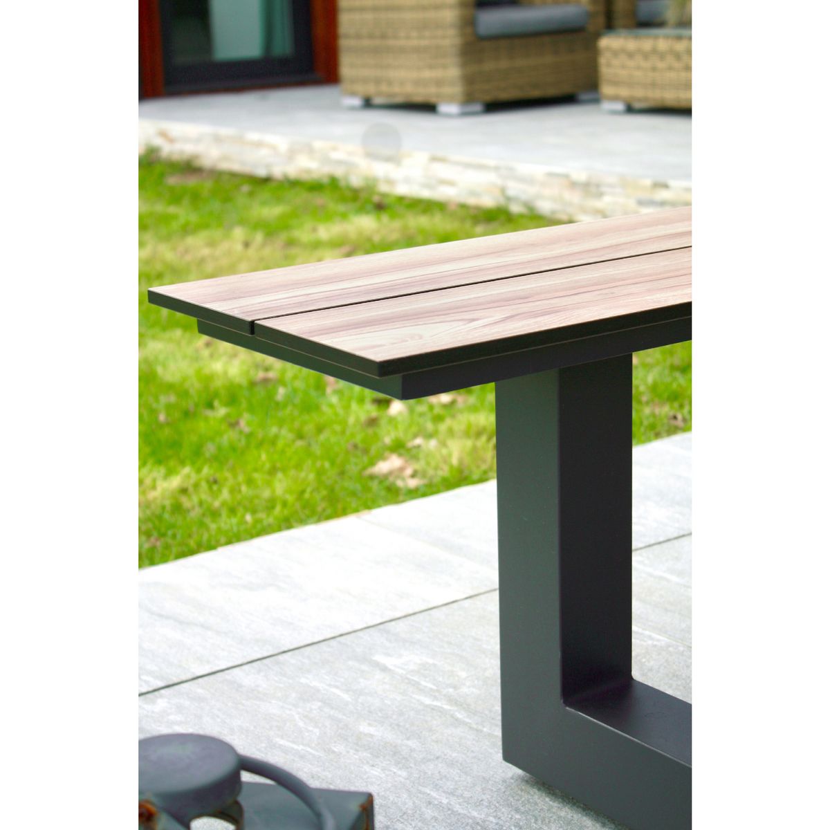DCB GARDEN Table de jardin rectangulaire - 4/6 places - Aluminium et plateau effet bois - Anthracite - VANCOUVER