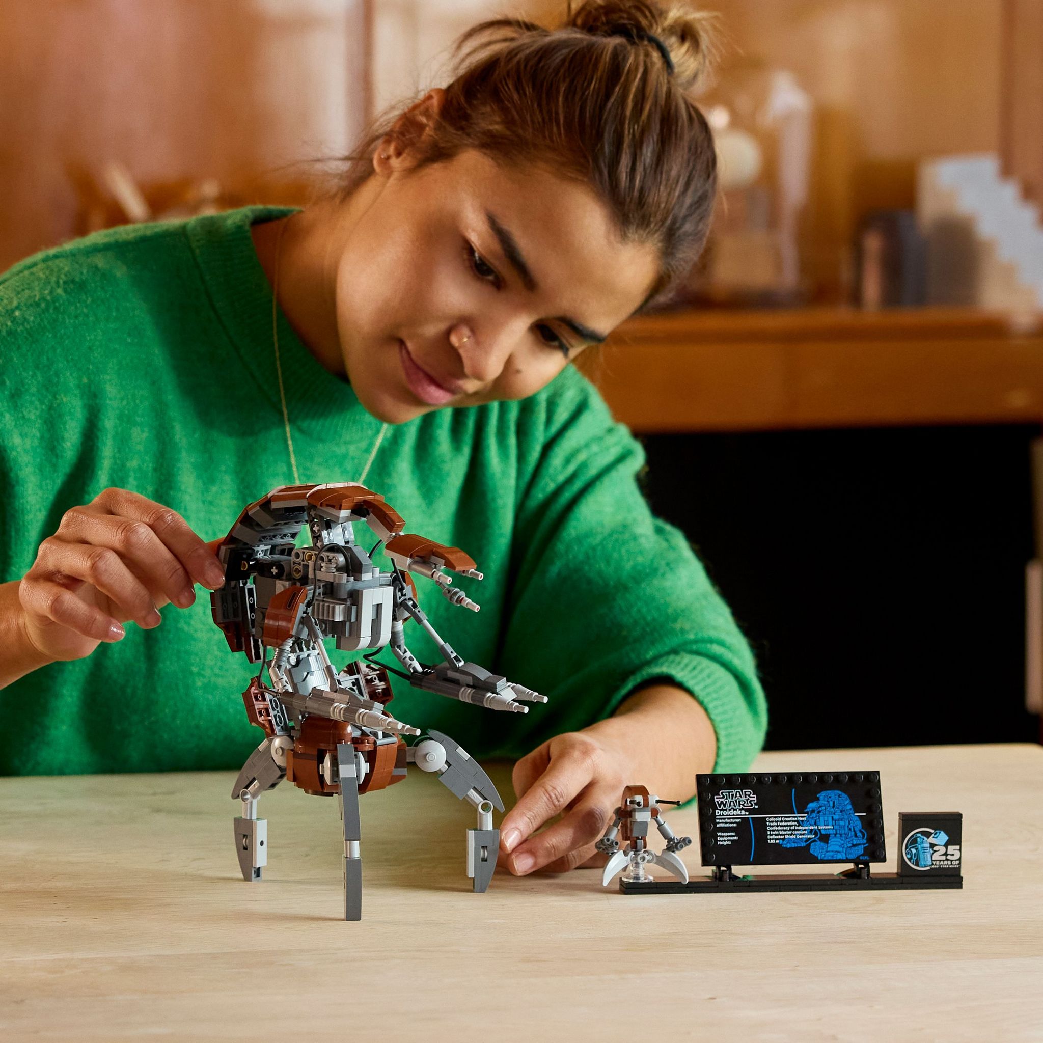 Voir la diapositive 7 : LEGO Star Wars 75381 - Le Droïdeka - Droïde destroyer en briques à collectionner - Set de construction pour le jeu créatif et modèle à exposer - Idée de cadeau pour les adultes fans de la saga