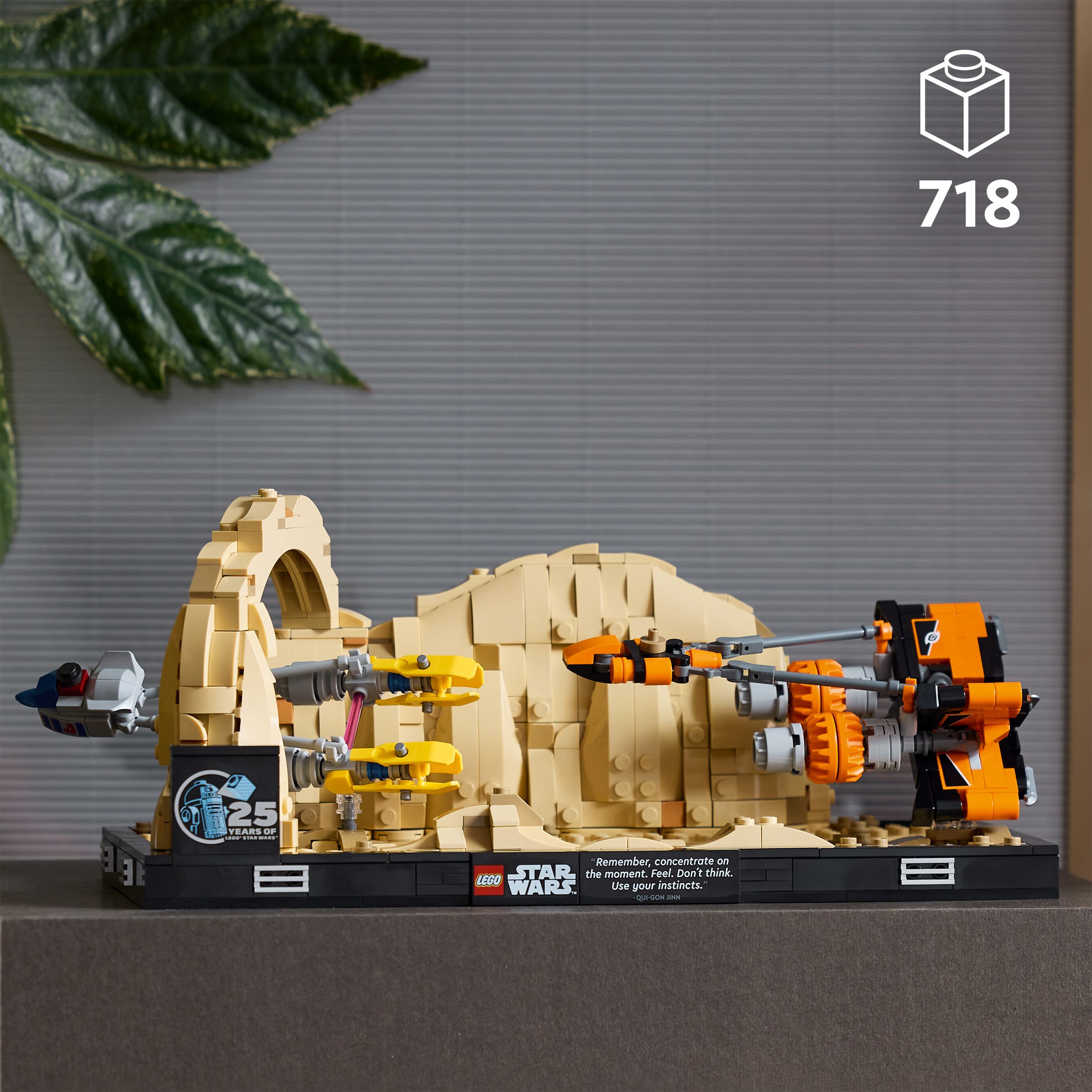 Voir la diapositive 3 : LEGO Star Wars 75380 - La Menace Fantôme Diorama de la Course de Podracers de Mos Espa - Maquette à Construire - Set de Collection à Offrir aux Adultes - Inclut le Podracer d'Anakin Skywalker