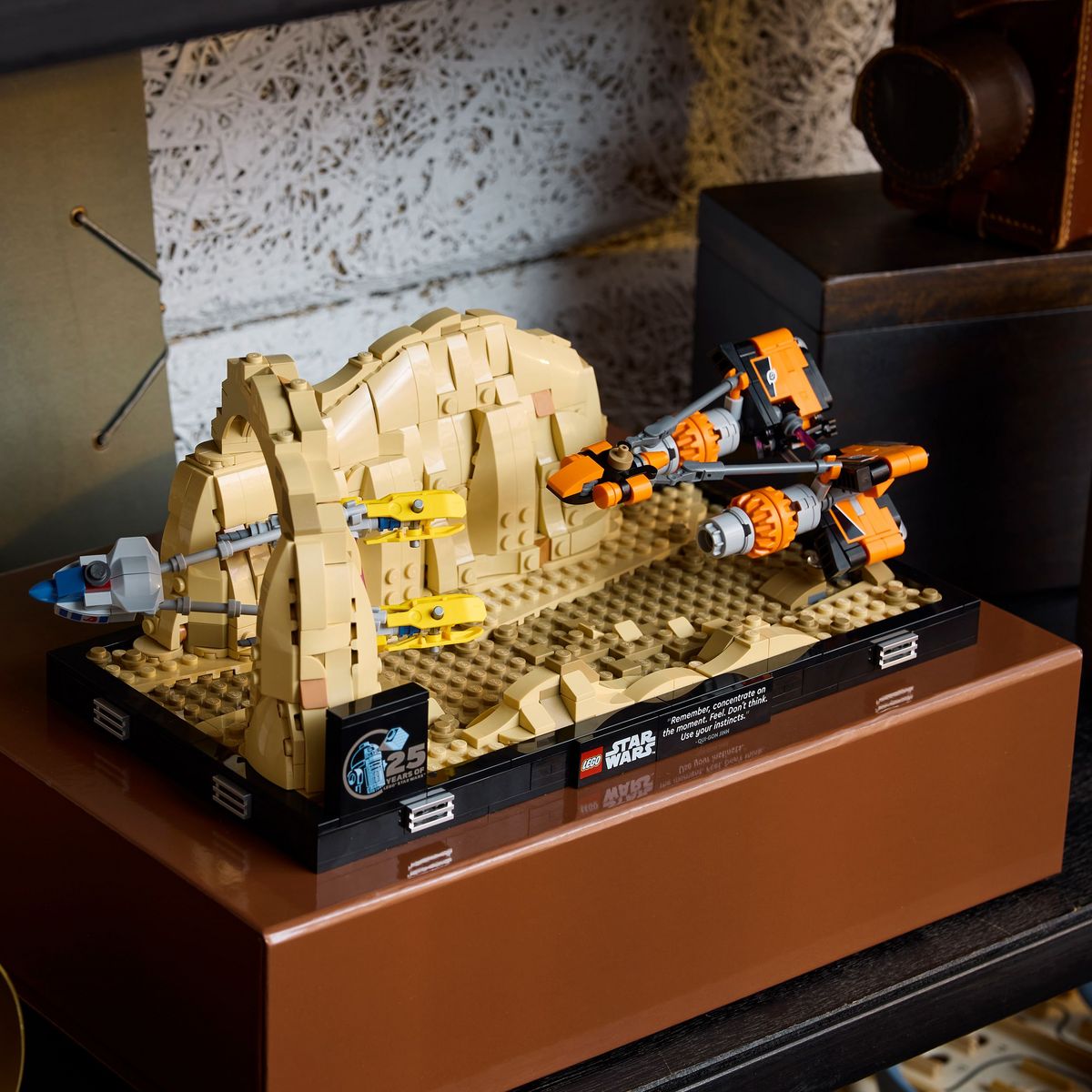 LEGO Star Wars 75380 - La Menace Fantôme Diorama de la Course de Podracers de Mos Espa - Maquette à Construire - Set de Collection à Offrir aux Adultes - Inclut le Podracer d'Anakin Skywalker