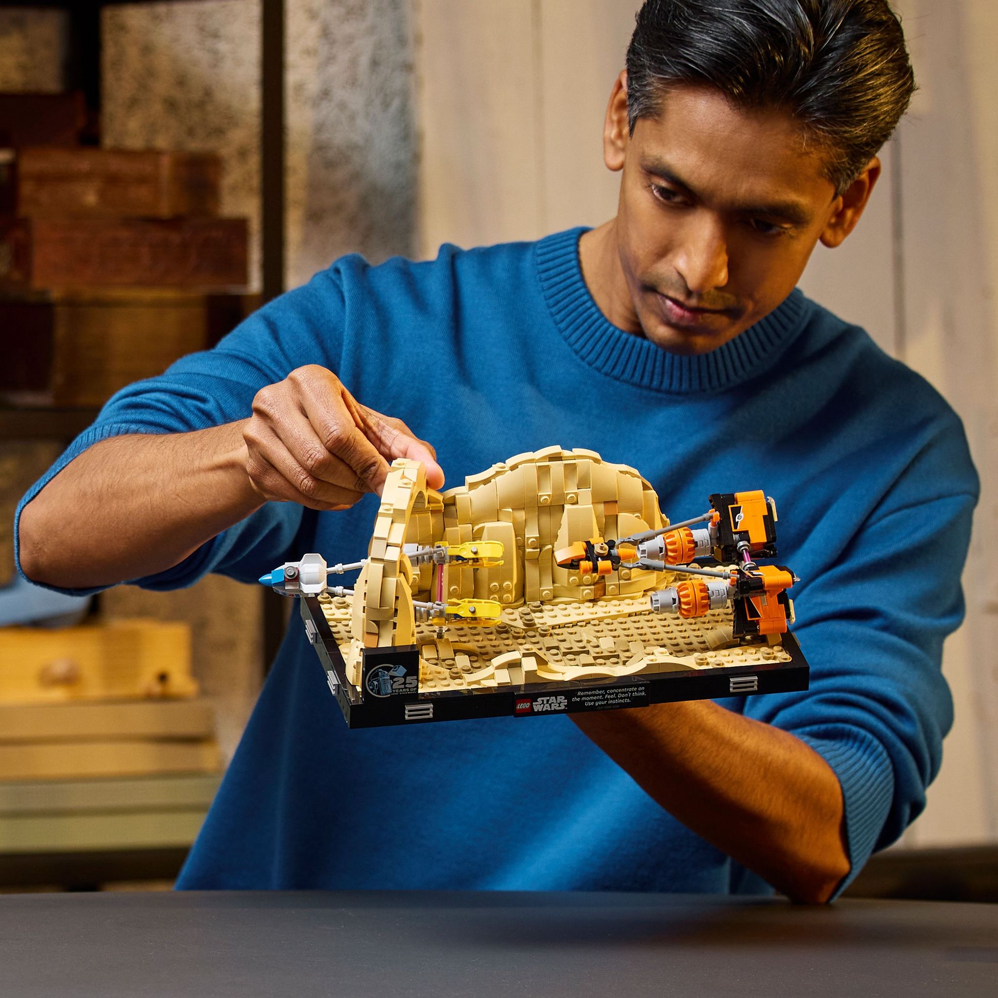 Voir la diapositive 7 : LEGO Star Wars 75380 - La Menace Fantôme Diorama de la Course de Podracers de Mos Espa - Maquette à Construire - Set de Collection à Offrir aux Adultes - Inclut le Podracer d'Anakin Skywalker