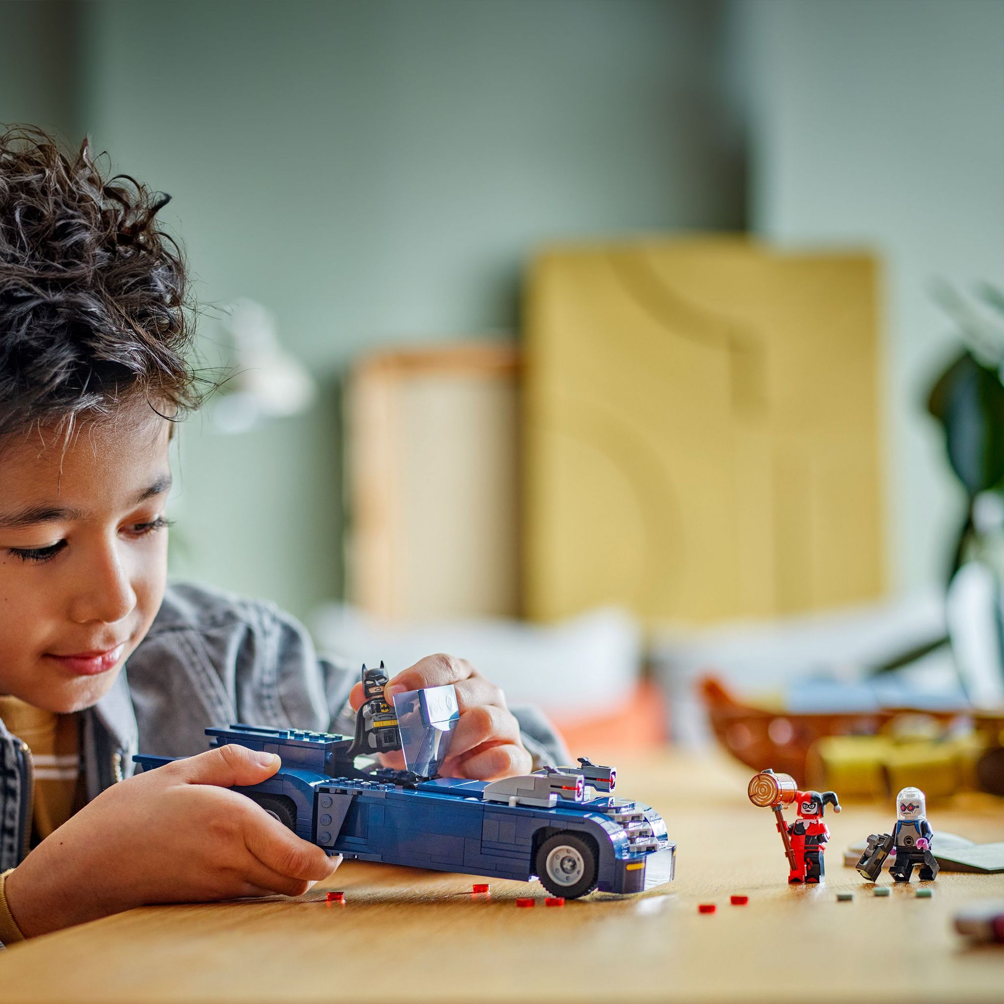 Voir la diapositive 7 : LEGO DC Comics Batman - Batman Avec la Batmobile Contre Harley Quinn et Mr. Freeze - Véhicule de la Série TV d'Animation