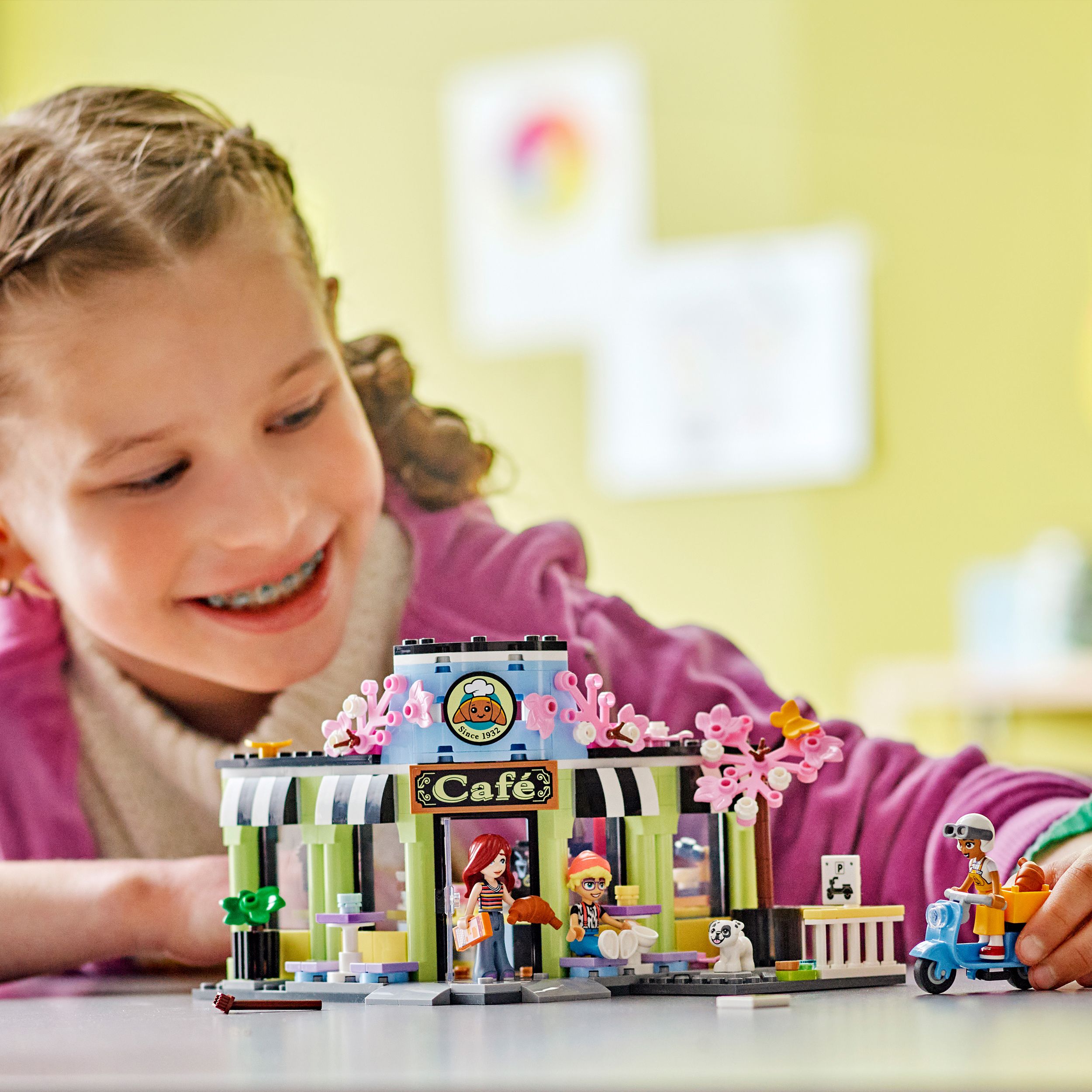 Voir la diapositive 7 : LEGO Friends 42618 - Le Café de Heartlake City - Jouet Pour Enfants - Pâtisserie à Construire - Loisir Créatif et Idée de Cadeau pour les Filles et les Garçons dès 6 ans - 3 Mini-poupées et un Chien