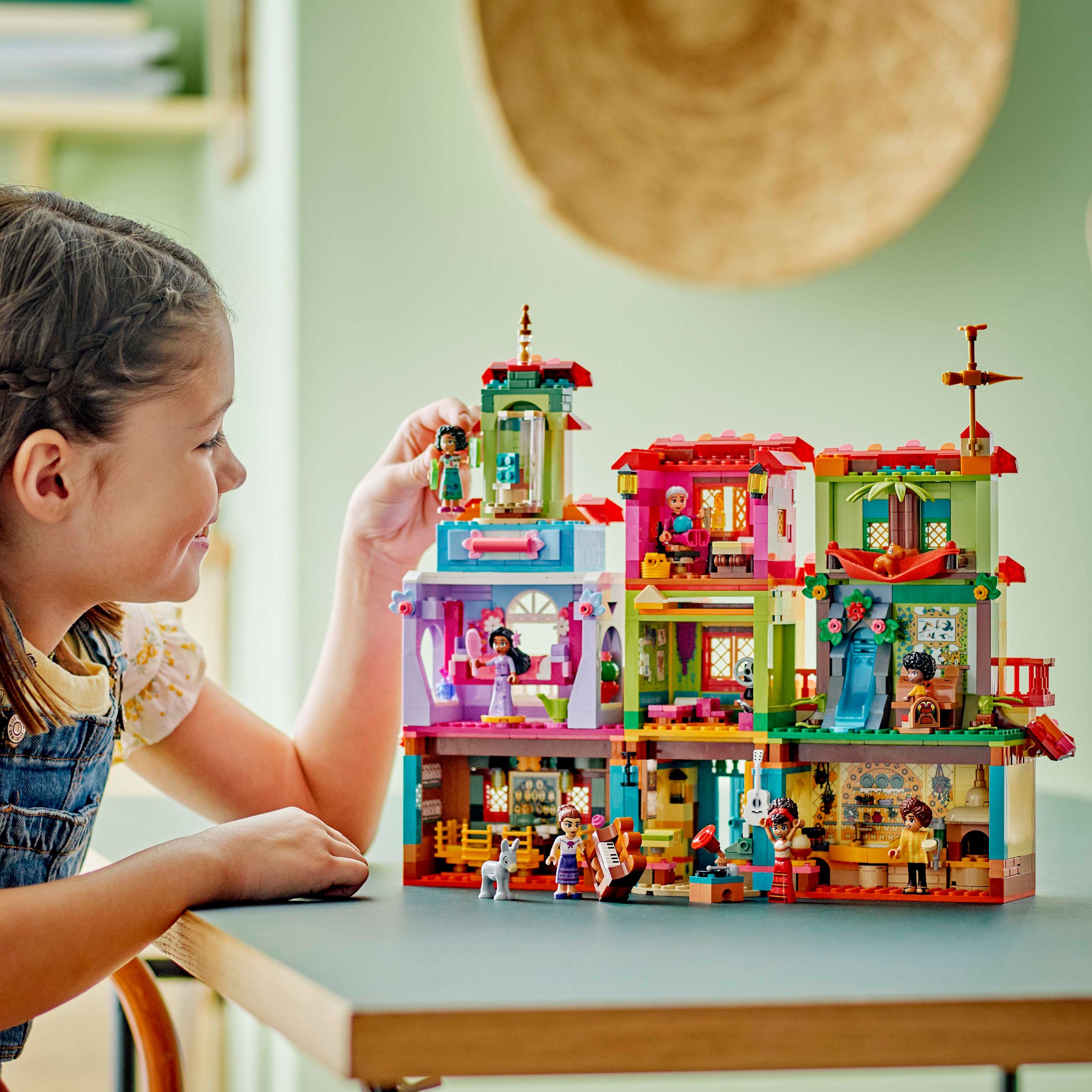 Voir la diapositive 7 : LEGO Disney 43245 -  La Maison Magique des Madrigal, Set de Construction pour Enfants avec une Mini-poupée Mirabel