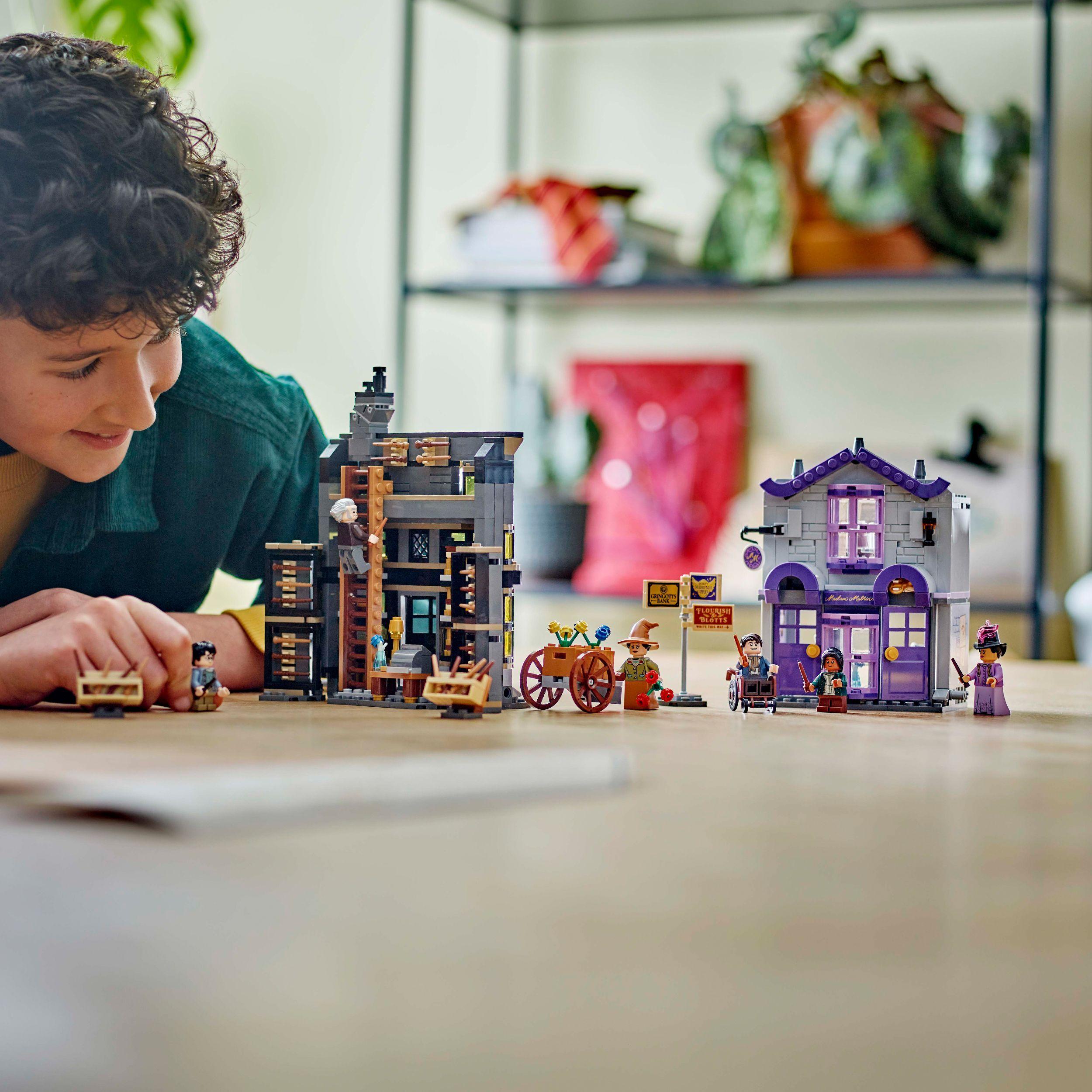 Voir la diapositive 7 : LEGO Harry Potter 76439 - Ollivander et Madame Guipure, Prêt-à-porter Pour Mages et Sorciers - Boutiques du Chemin de Traverse