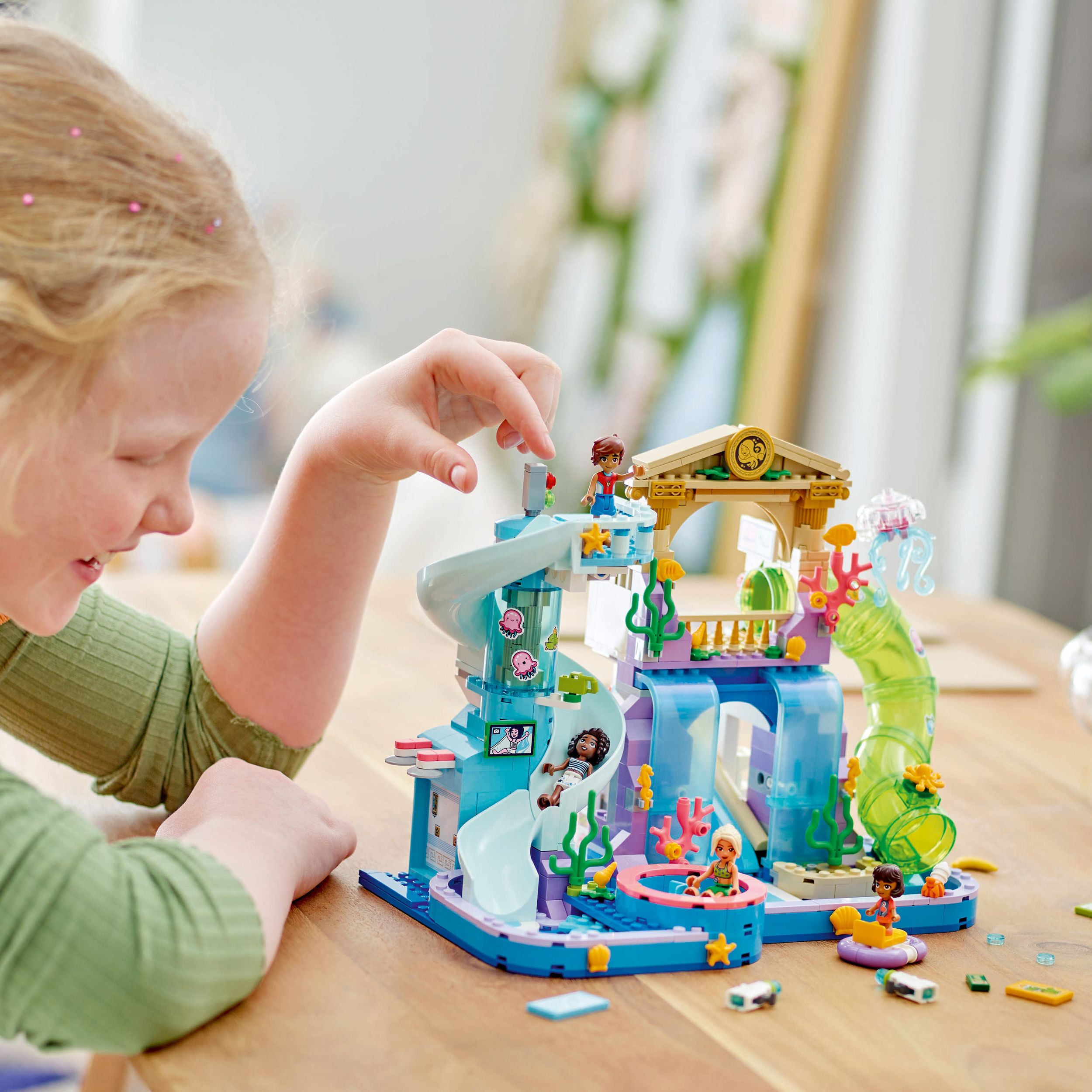 Voir la diapositive 7 : LEGO Friends 42630 - Le Parc Aquatique de Heartlake City - Set de Construction - Jeu Créatif pour les Enfants dès 8 Ans - Inclut 3 Mini-poupées, une Micro-poupée, 3 Toboggans et un Jacuzzi