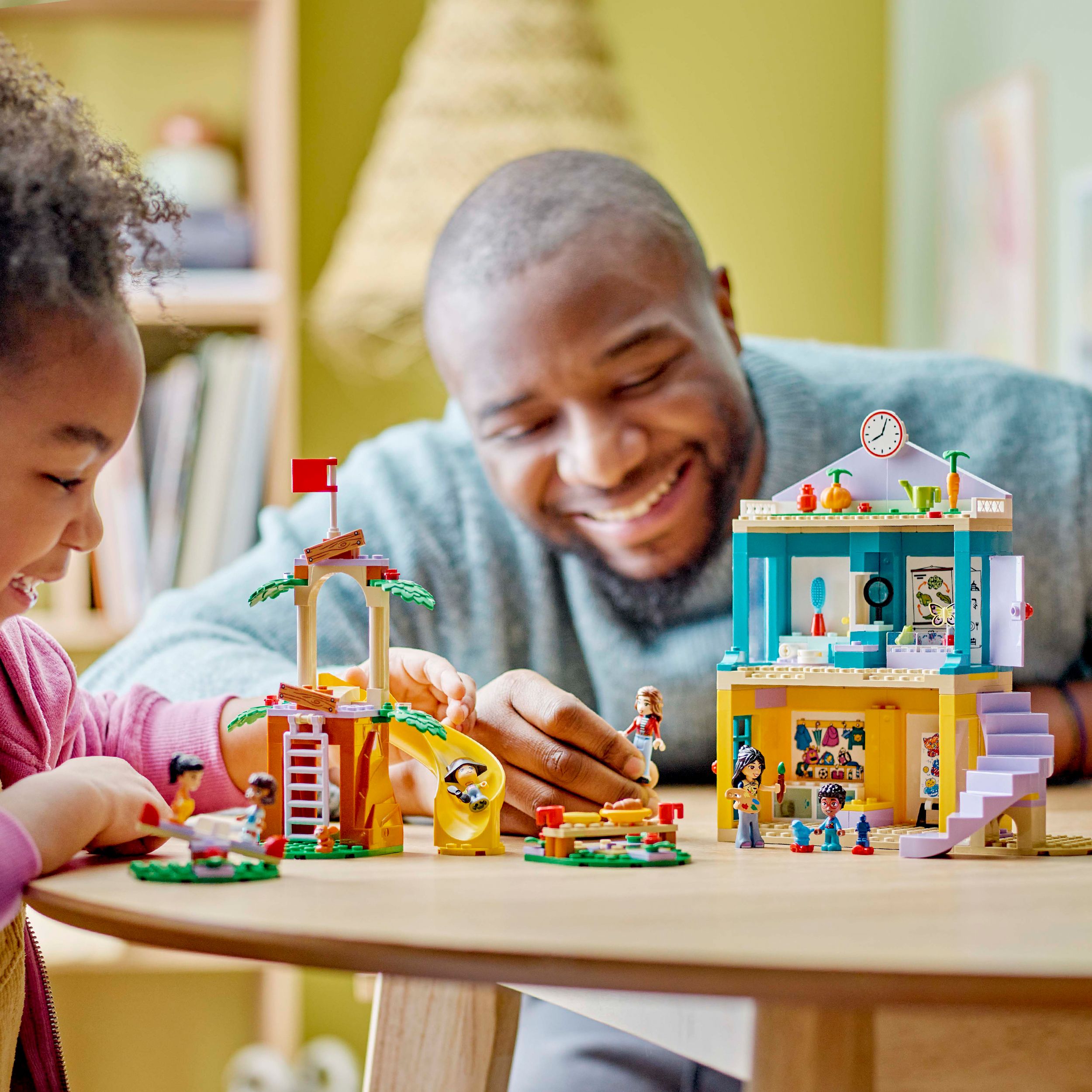 Voir la diapositive 7 : LEGO Friends 42363 - La Maternelle de Heartlake City - Set de Jeu Interactif Avec une Salle de Classe - Jeu Créatif Pour les Filles et les Garçons dès 4 Ans - 2 Mini-poupées et 4 Micro-poupées