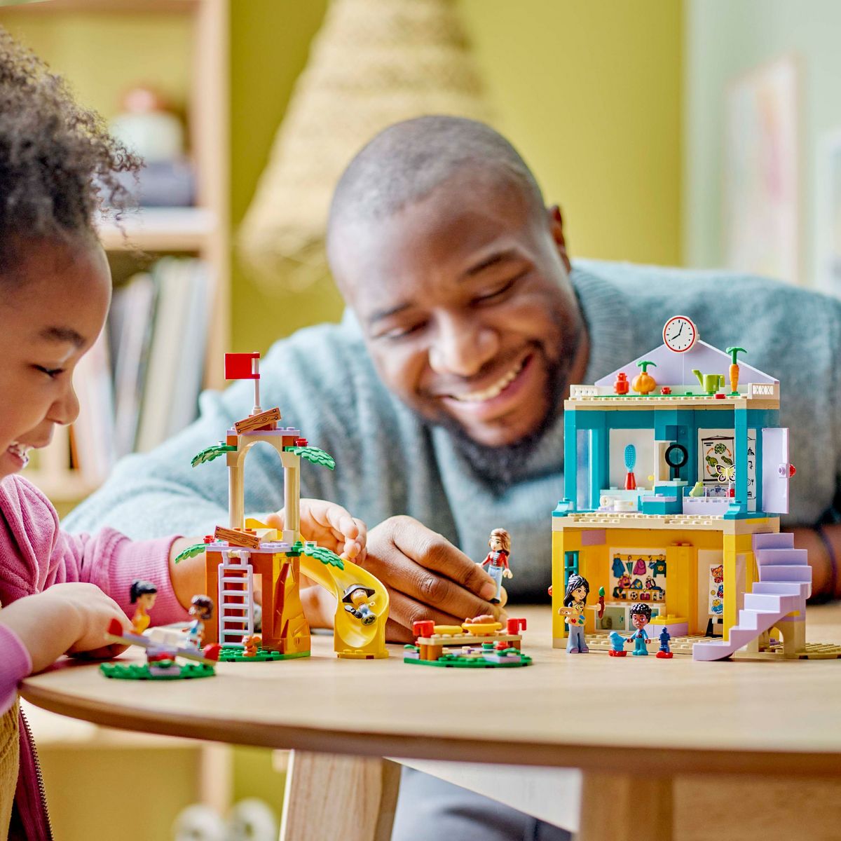 LEGO Friends 42363 - La Maternelle de Heartlake City - Set de Jeu Interactif Avec une Salle de Classe - Jeu Créatif Pour les Filles et les Garçons dès 4 Ans - 2 Mini-poupées et 4 Micro-poupées