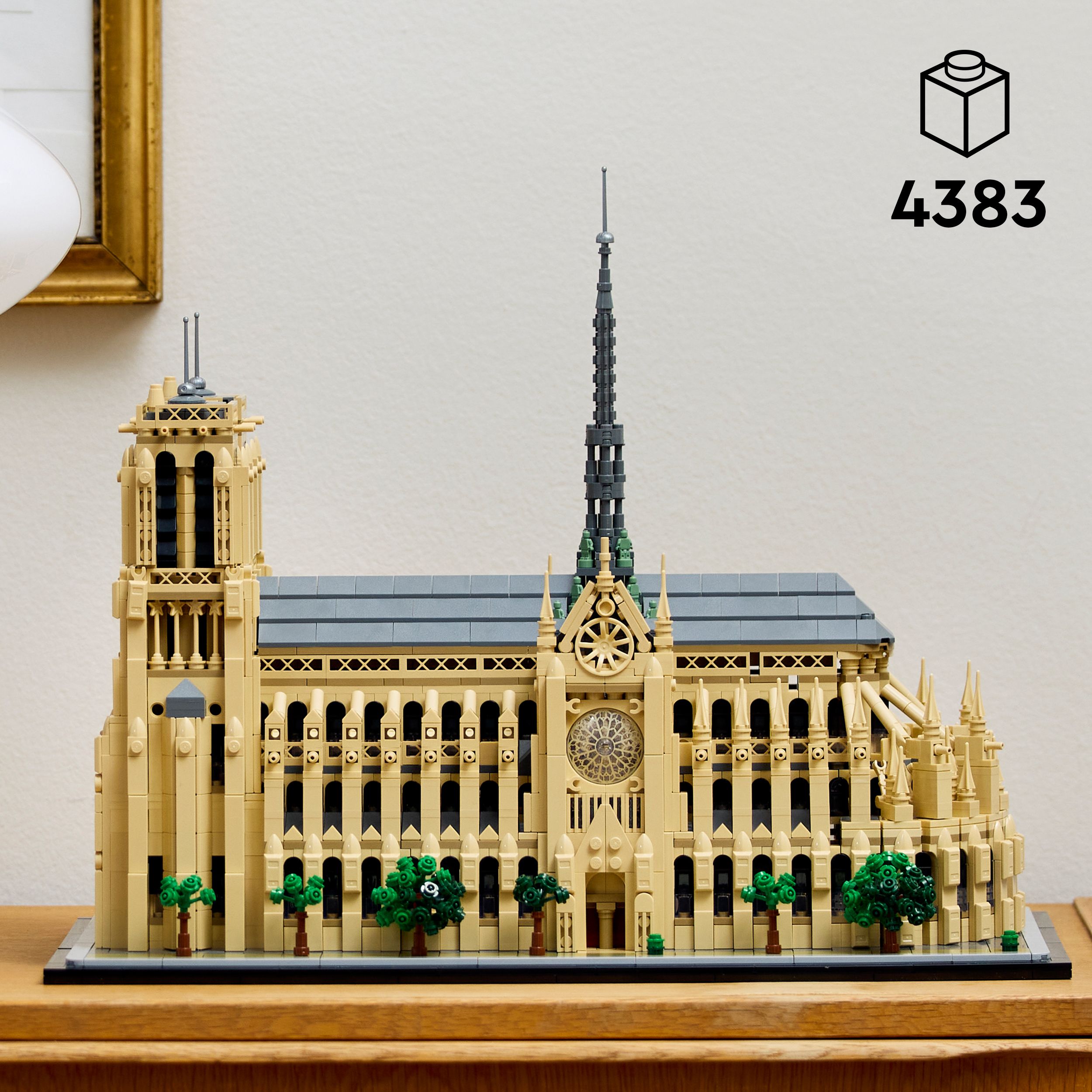 Voir la diapositive 3 : LEGO Architecture 21061 - Notre-Dame de Paris
