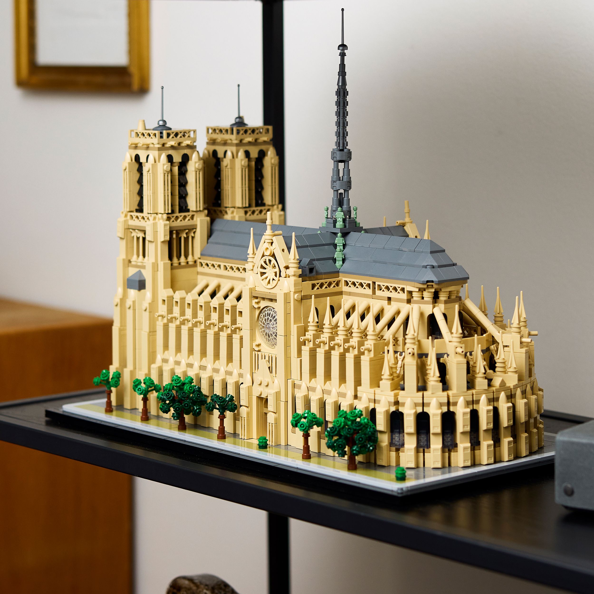 Voir la diapositive 4 : LEGO Architecture 21061 - Notre-Dame de Paris