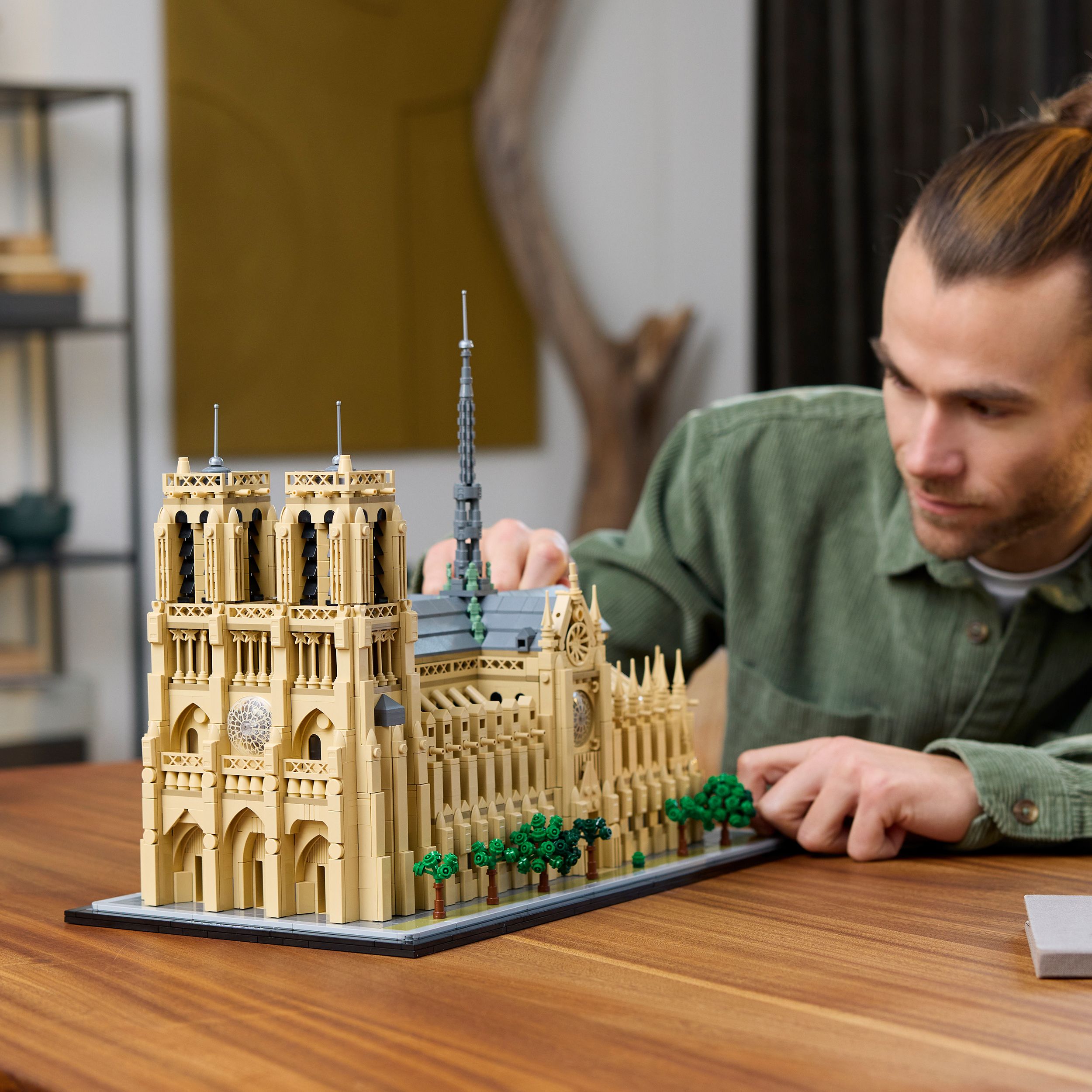 Voir la diapositive 7 : LEGO Architecture 21061 - Notre-Dame de Paris