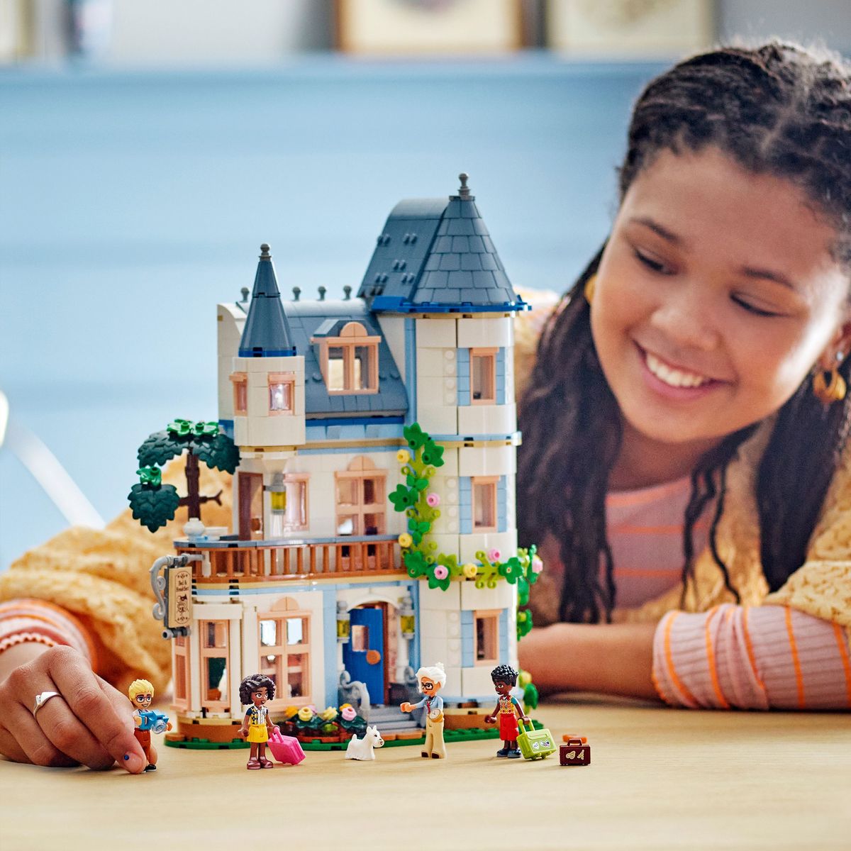 LEGO Friends 42638 -  La Chambre d'Hôte Dans un Château - Set Pour Enfants dès 12 Ans - Avec 4 Mini-poupées, un Chien et des Accessoires