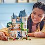 Voir la diapositive 7 : LEGO Friends 42638 -  La Chambre d'Hôte Dans un Château - Set Pour Enfants dès 12 Ans - Avec 4 Mini-poupées, un Chien et des Accessoires