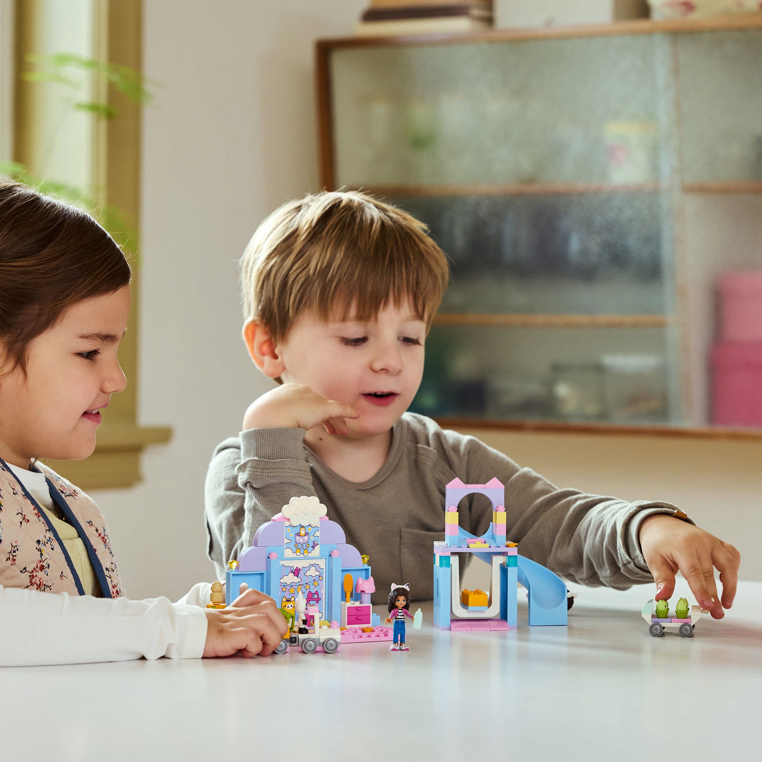 Voir la diapositive 7 : LEGO Gabby et la Maison Magique 10796 - La Nurs'oreille de Gabby - Set pour Enfants sur le Thème des Animaux - Jouet avec un Toboggan et des Figurines