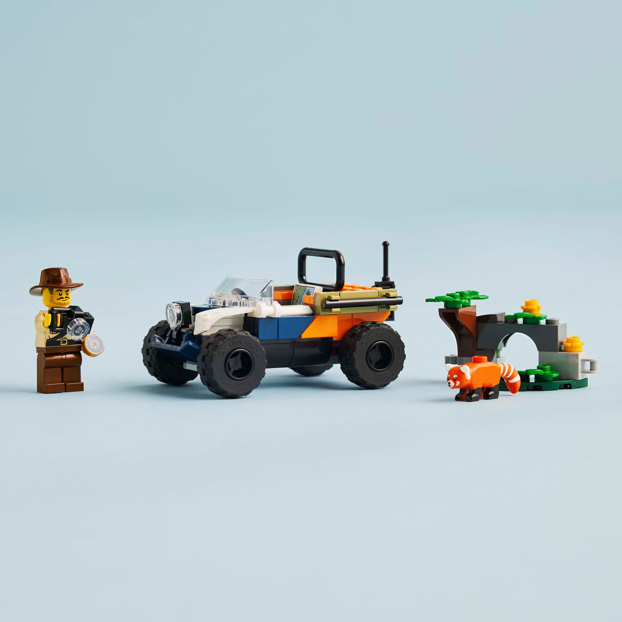 Voir la diapositive 6 : LEGO City 60424 - Le Tout-terrain de l'Explorateur de la Jungle et le Panda Roux - Véhicule pour Enfants dès 6 Ans - Cadeau Garçons et Filles - Jeep Tout-terrain - Minifigurine d'Aventurier et Animal