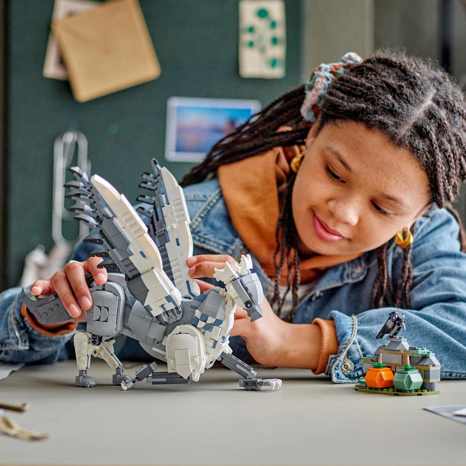 Voir la diapositive 7 : LEGO Harry Potter 76427 - Buck - Hippogriffe - Figurine de Créature Magique - Set Pour Enfants à Collectionner