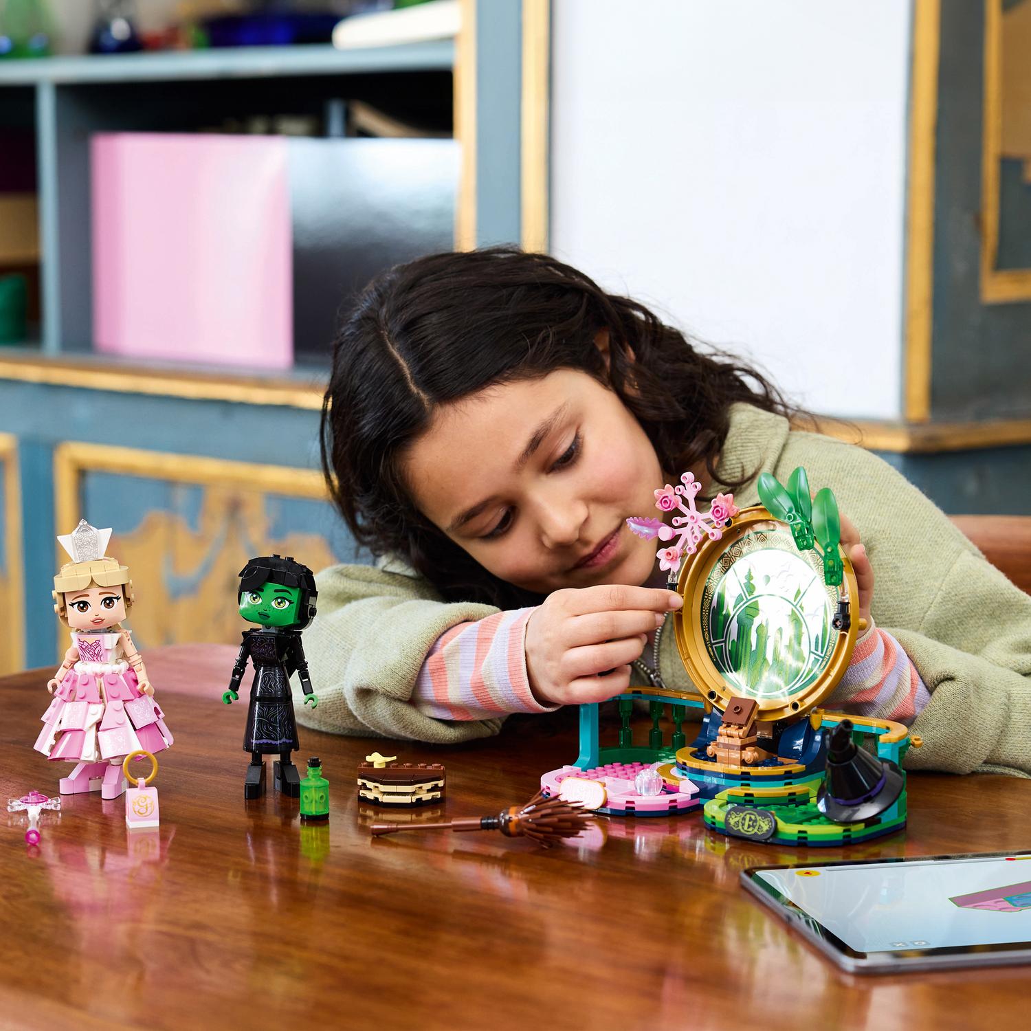 Voir la diapositive 7 : LEGO LEGO Wicked 75682 Figurines d’Elphaba et de Glinda - Jouet pour Fille ou Garçon dès 10 ans