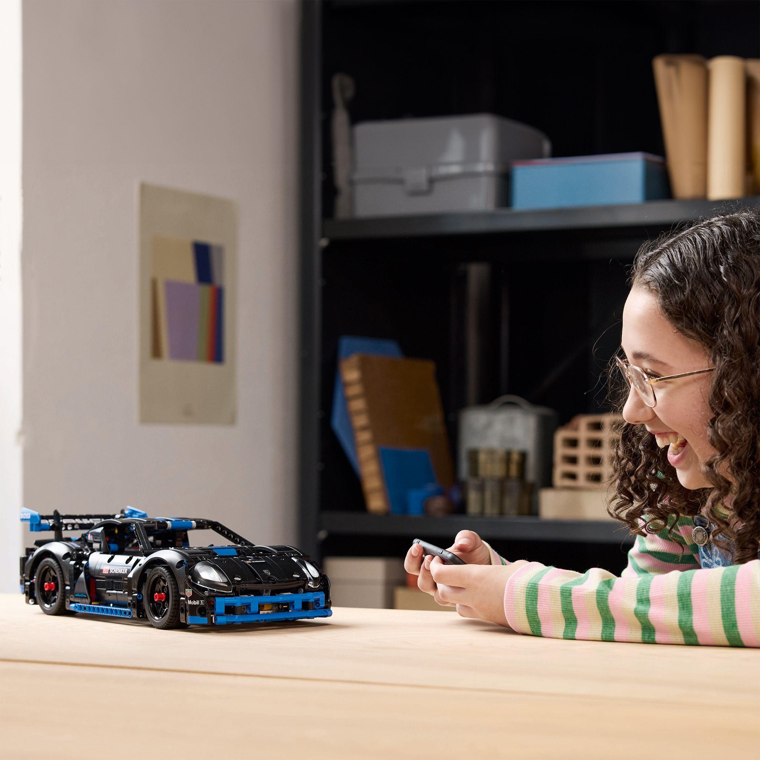 Voir la diapositive 7 : LEGO LEGO® Technic 42176 Voiture de course Porsche GT4 e-Performance - Modèle télécommandé