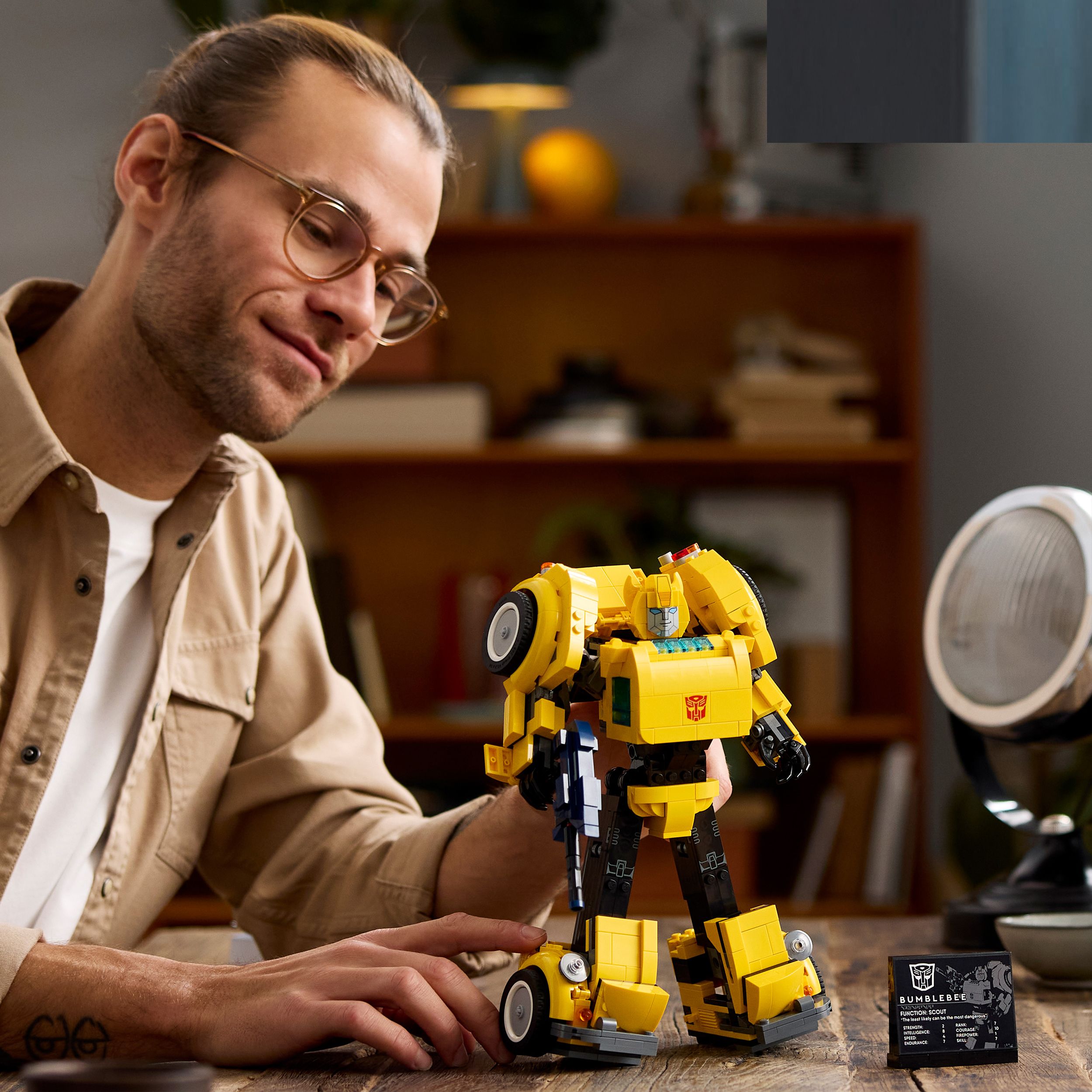 Voir la diapositive 7 : LEGO LEGO® Icons 10338 Transformers Bumblebee - Figurine Robot pour Adultes - Véhicule