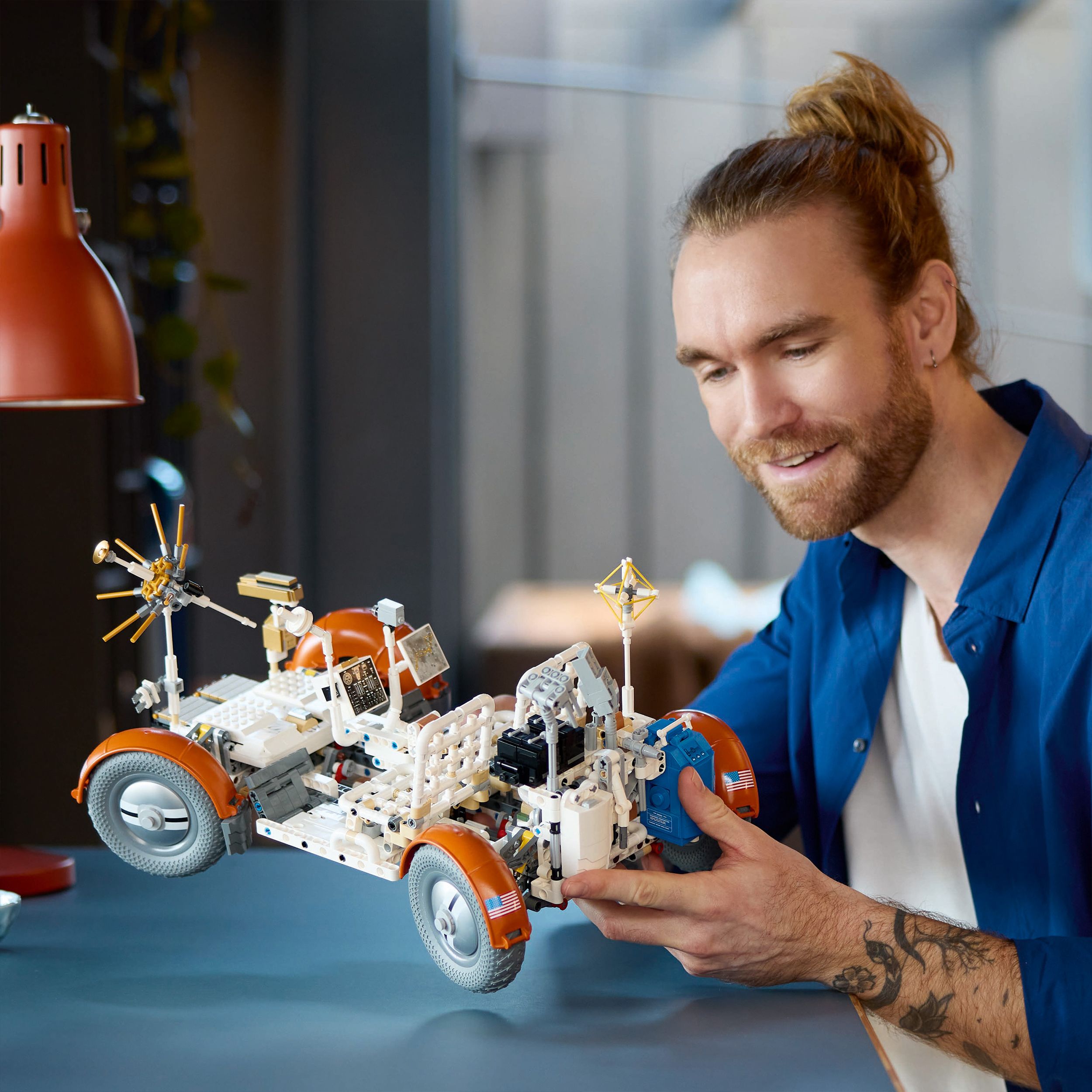 Voir la diapositive 6 : LEGO Technic 42182 - Véhicule d'exploration Lunaire NASA Apollo Lunar LRV