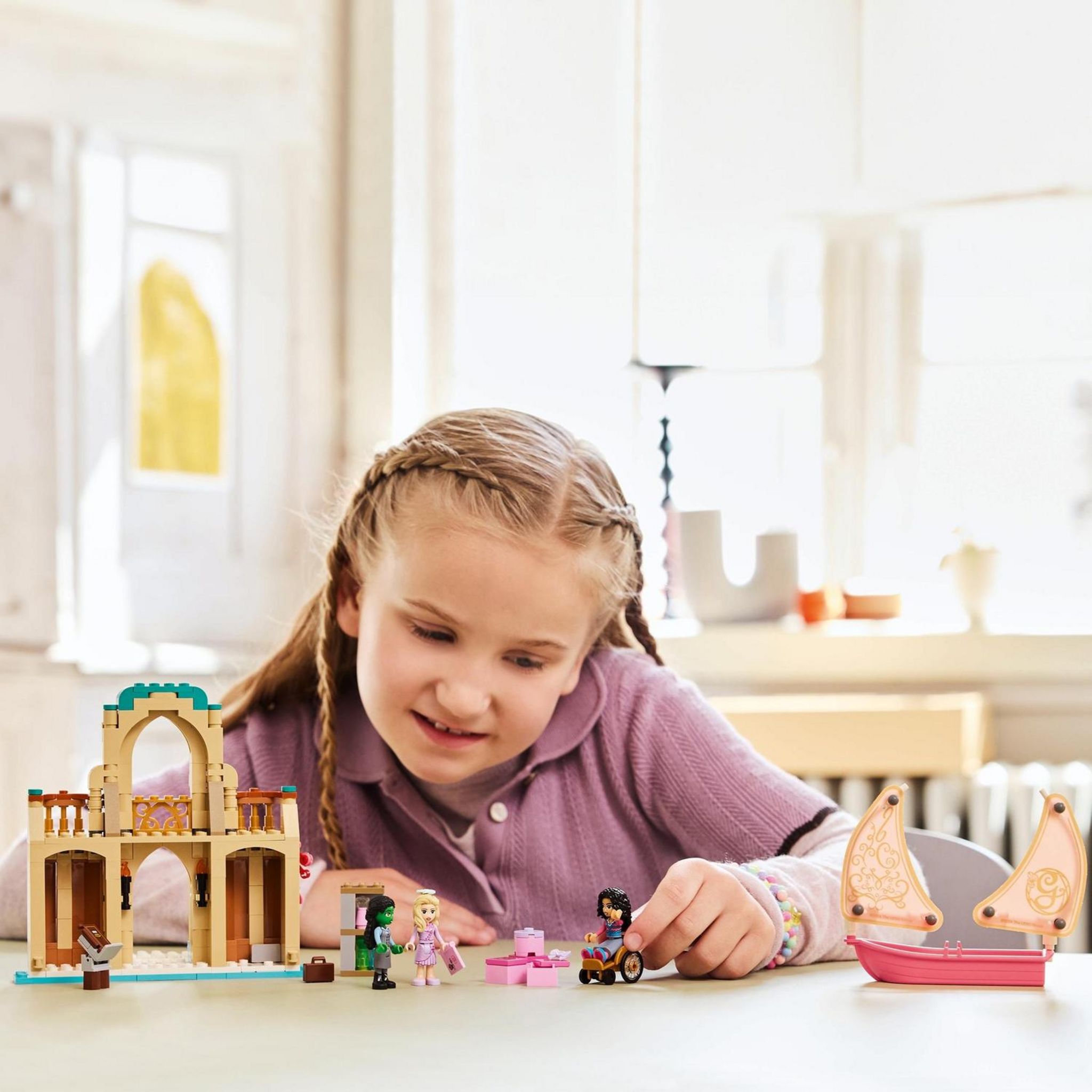 Voir la diapositive 7 : LEGO Wicked 75681 - Glinda, Elpaba et Nessarose à Shiz Uni