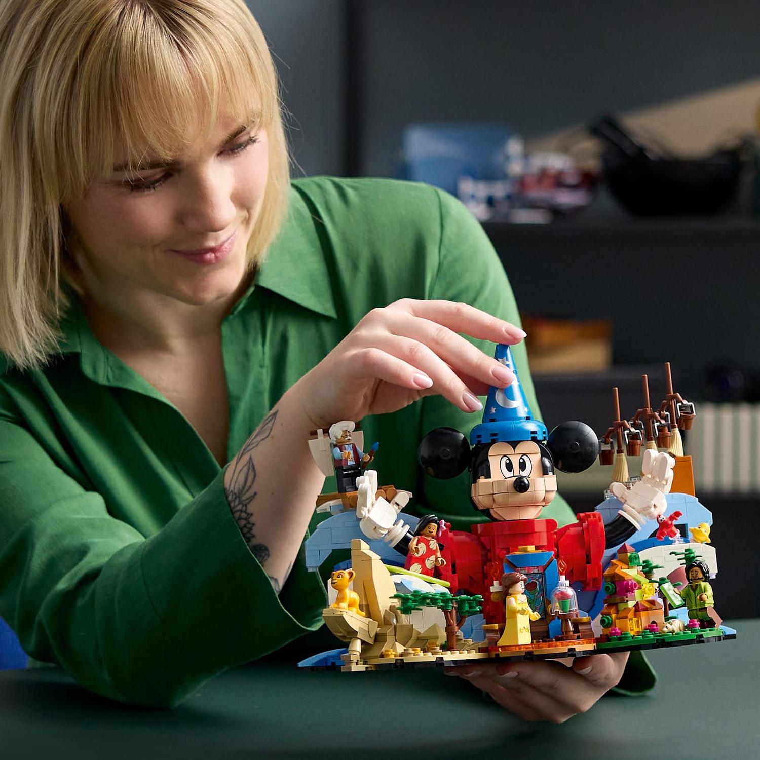 Voir la diapositive 7 : LEGO Ideas 21352 La Magie Disney - Idée Cadeau Femme ou Homme avec Personnages Culte